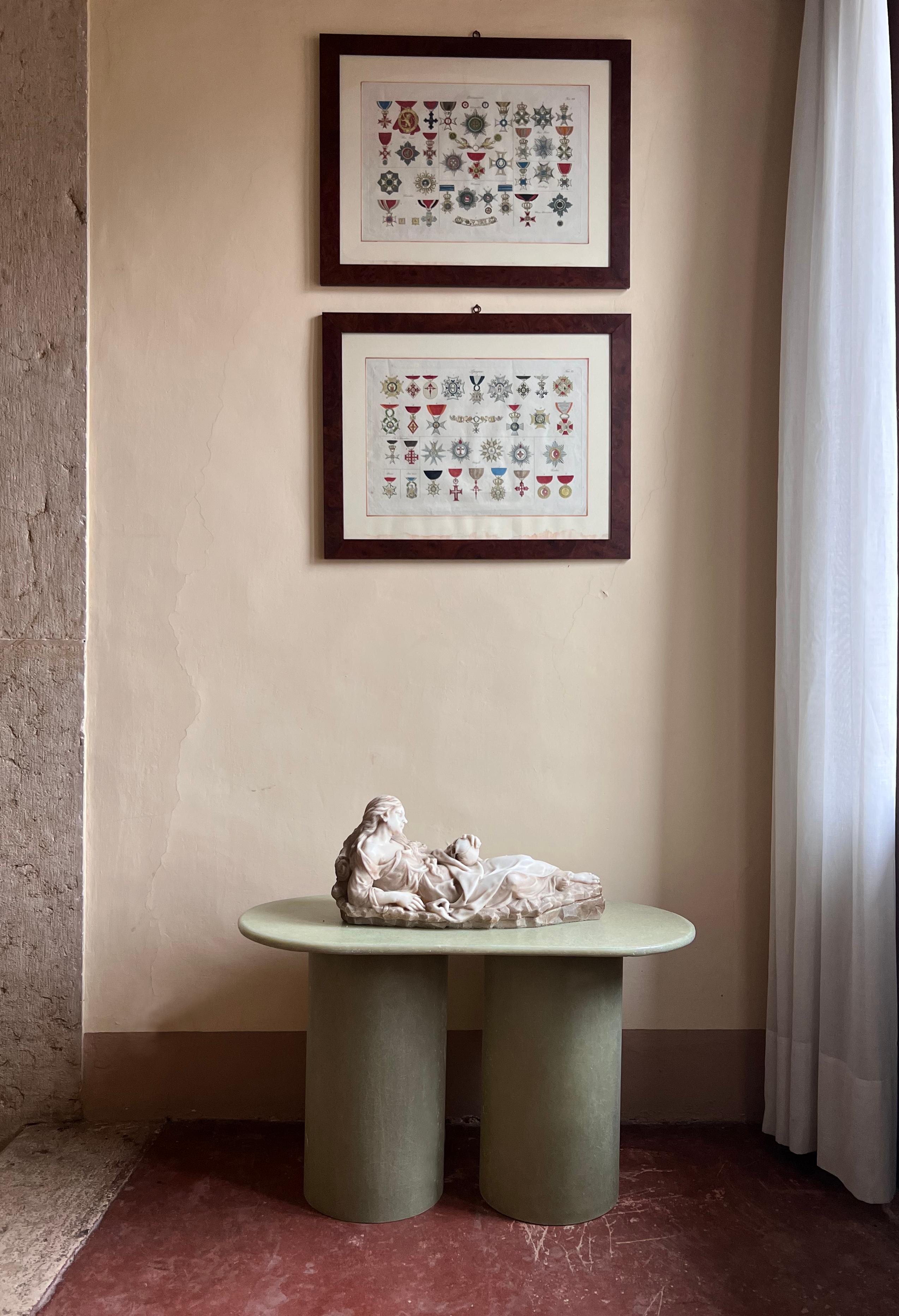 Unser Column Leg Beistelltisch aus rohem Fiberglas ist Teil unserer 'Column' Serie, die von Elin Aschberg im Jahr 2018 entworfen wurde. Er hat eine kompakte Tischplatte aus rohem Fiberglas. Die einzigartige Oberfläche ähnelt Marmor und fühlt sich