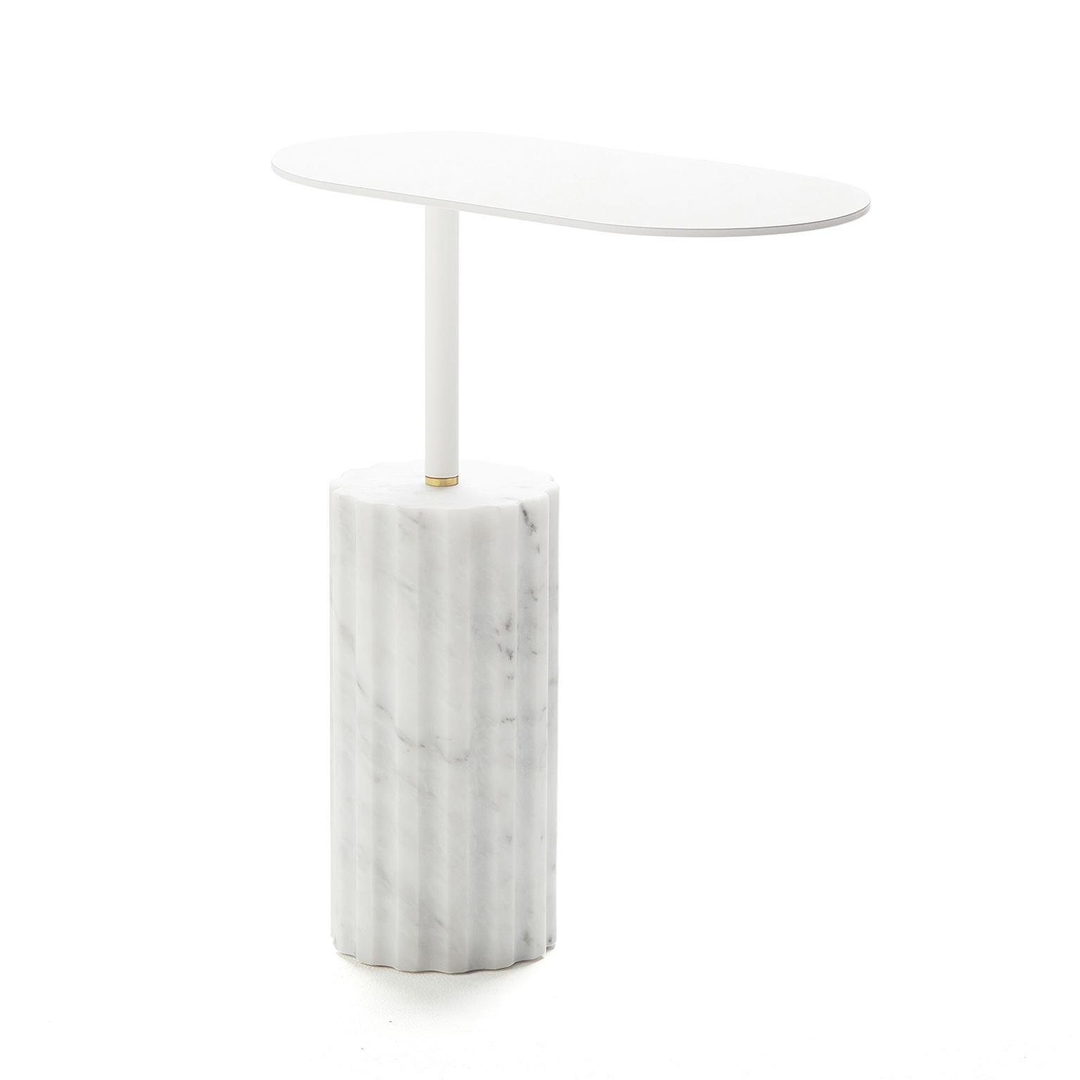 Minimaliste Petite table d'appoint à colonne minimaliste en marbre blanc de Carrare en vente