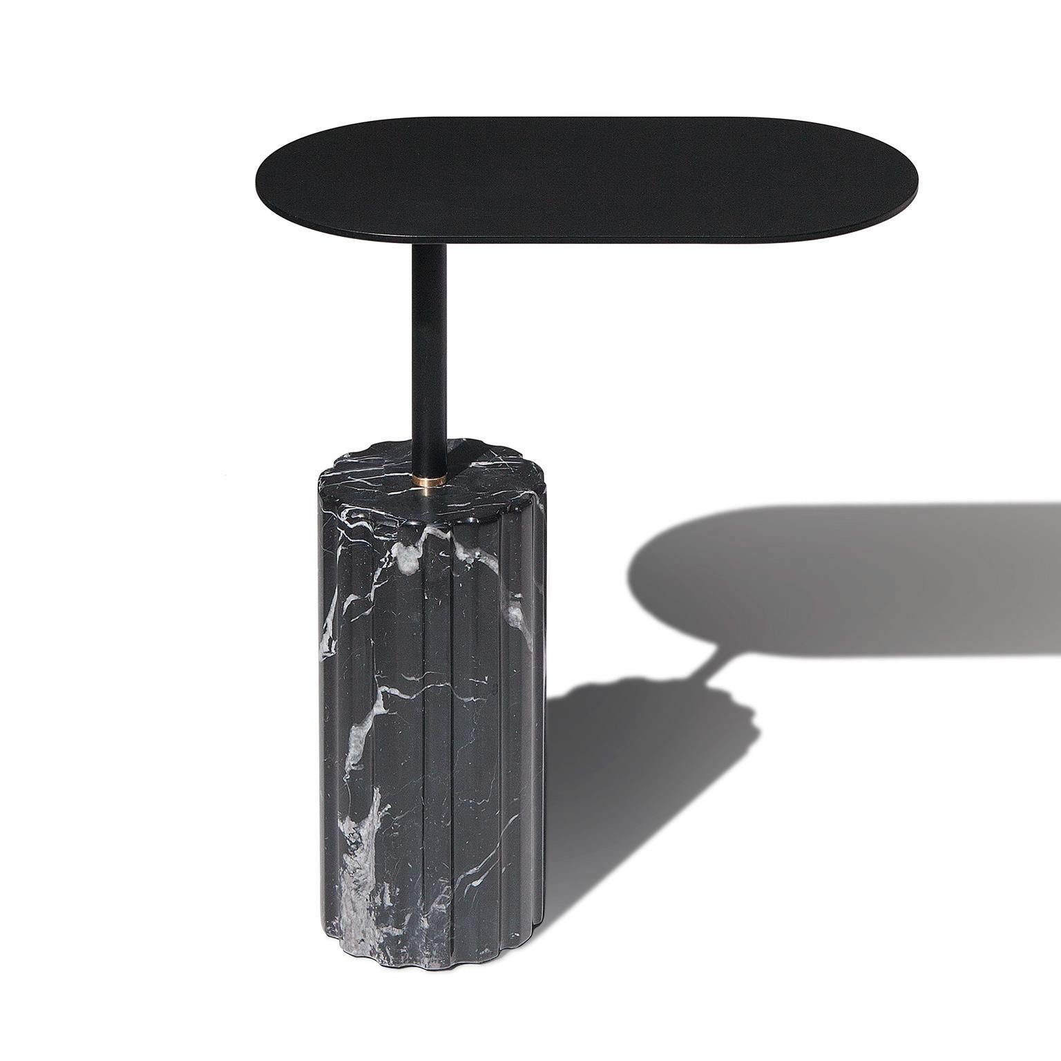 Espagnol Table d'appoint à colonnes Petite table d'appoint en marbre noir Marquina Minimal par Aparentmen en vente