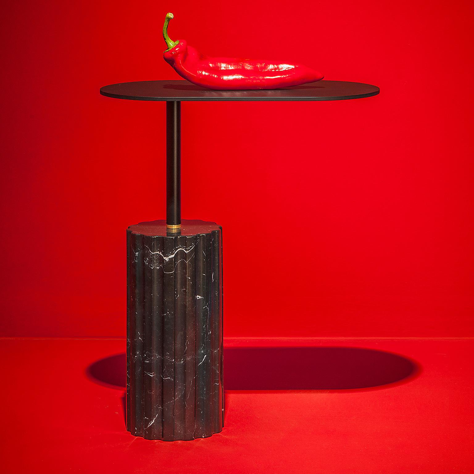 Marbre Table d'appoint à colonnes Petite table d'appoint en marbre noir Marquina Minimal par Aparentmen en vente