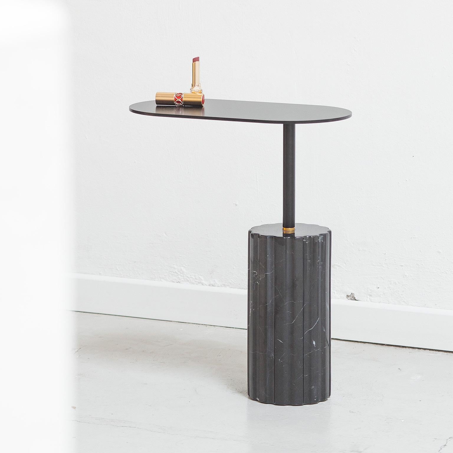 Table d'appoint à colonnes Petite table d'appoint en marbre noir Marquina Minimal par Aparentmen en vente 1