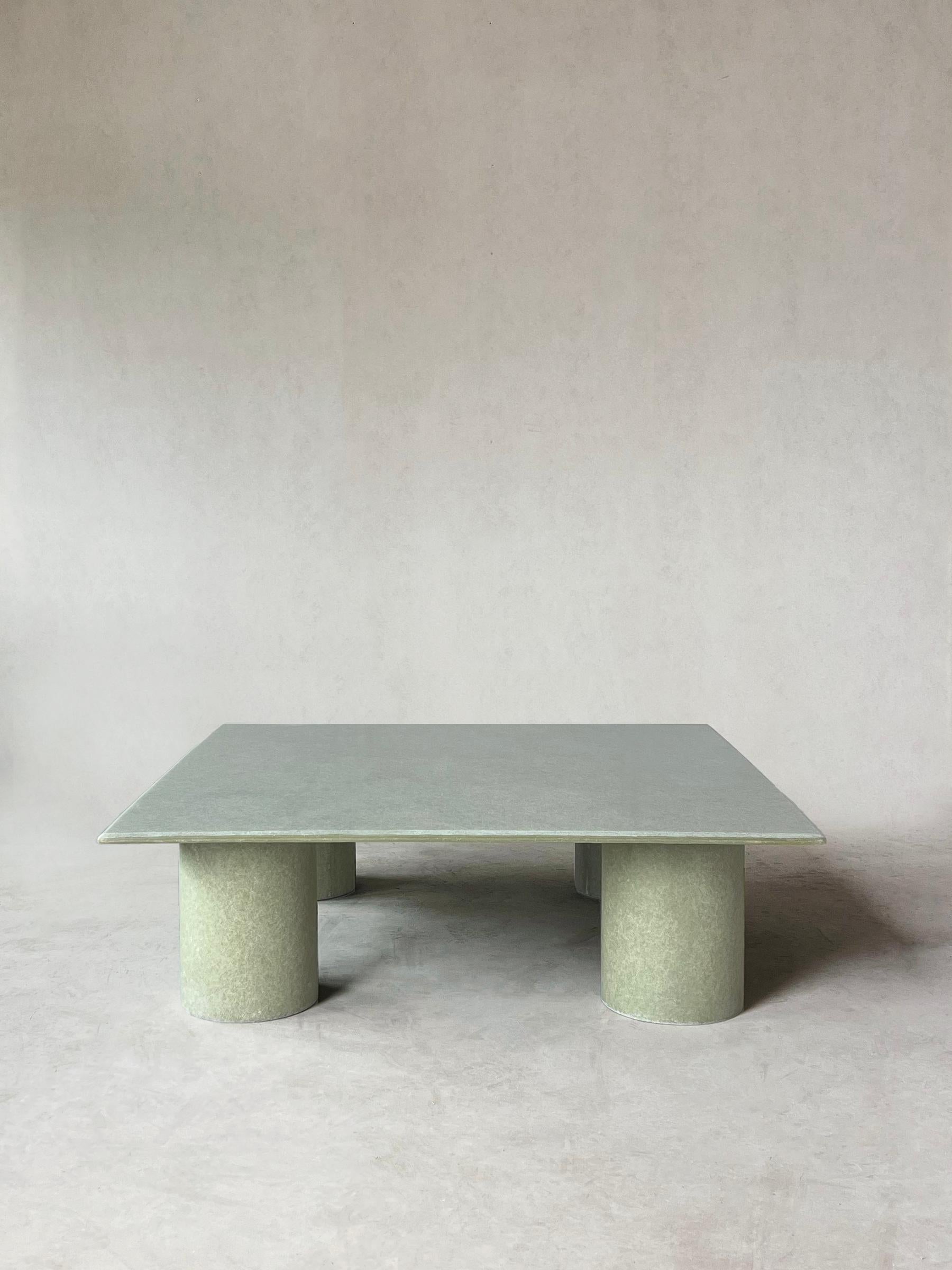 Brutalisme Table basse carrée vert brut, fabriquée à la main par VAVA Objects en vente