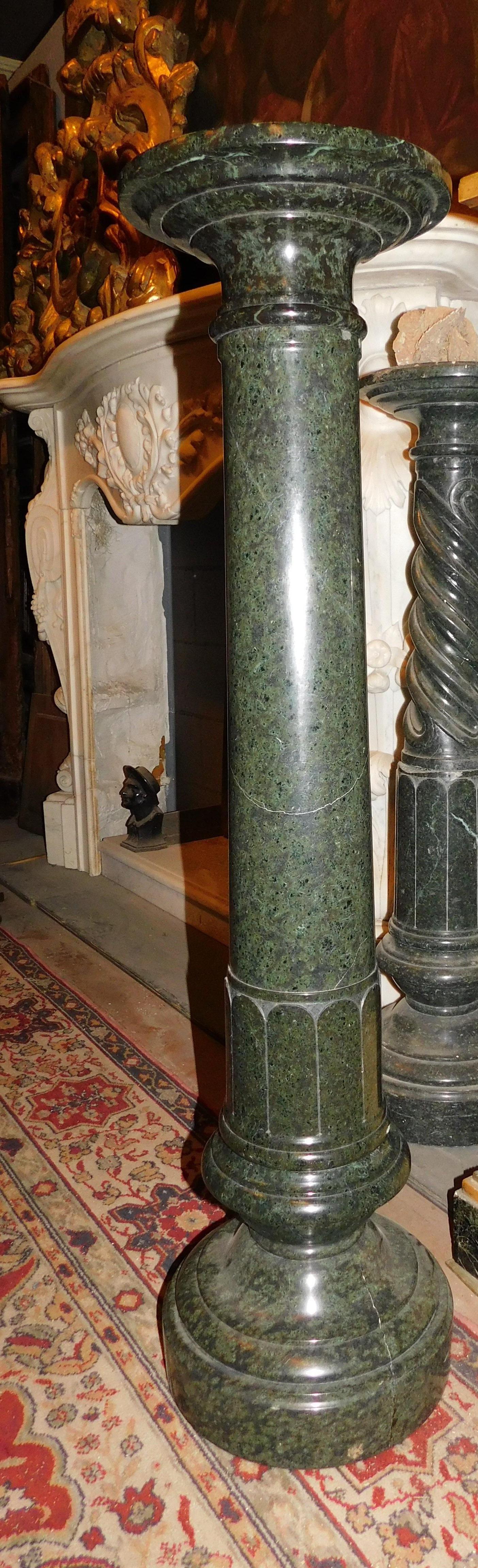Antike Vintage-Säule, zylindrischer Statuenhalter, aus Verde Alpi-Marmor, aus Italien, original aus dem 19. Jahrhundert, ideal als Sockel für Statuen, Gegenstände, Taschentabletts in einem Eingang oder als Innendekoration.
Umfang der Basis 30 x H