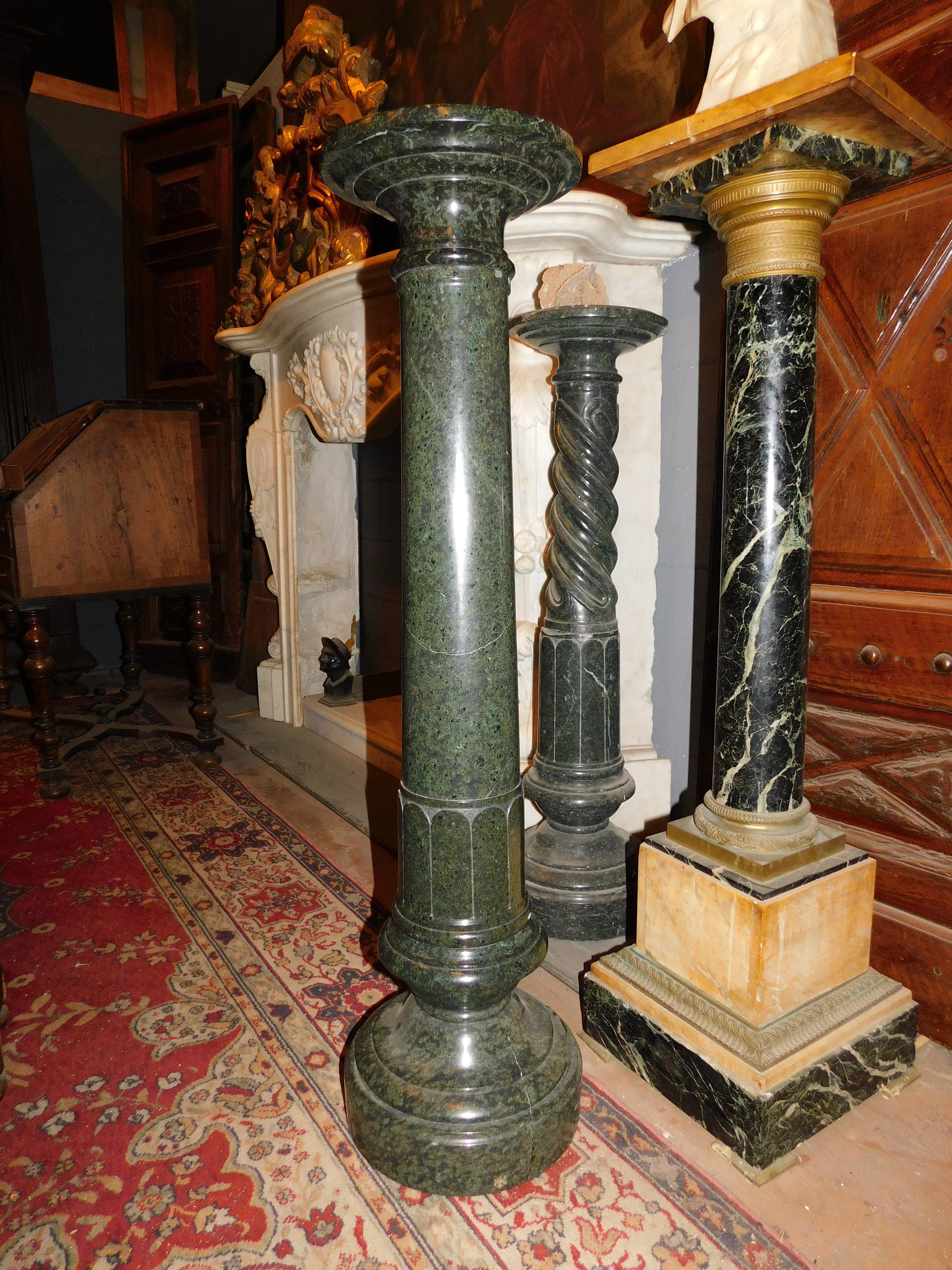 Säule, Statuenhalter, geschnitzt aus Verde Alpi-Marmor, Italien (Italienisch) im Angebot