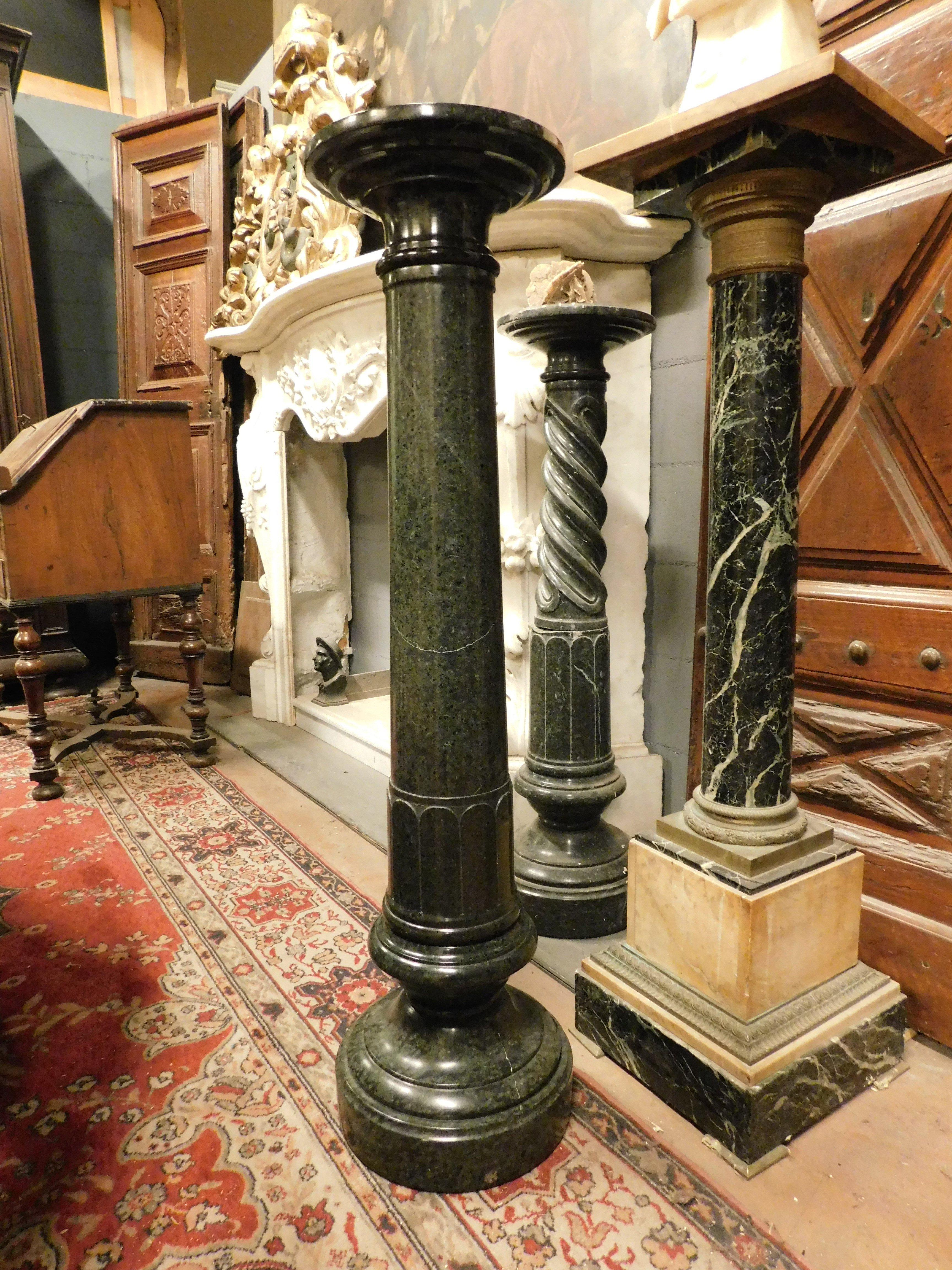 Säule, Statuenhalter, geschnitzt aus Verde Alpi-Marmor, Italien (Geschnitzt) im Angebot