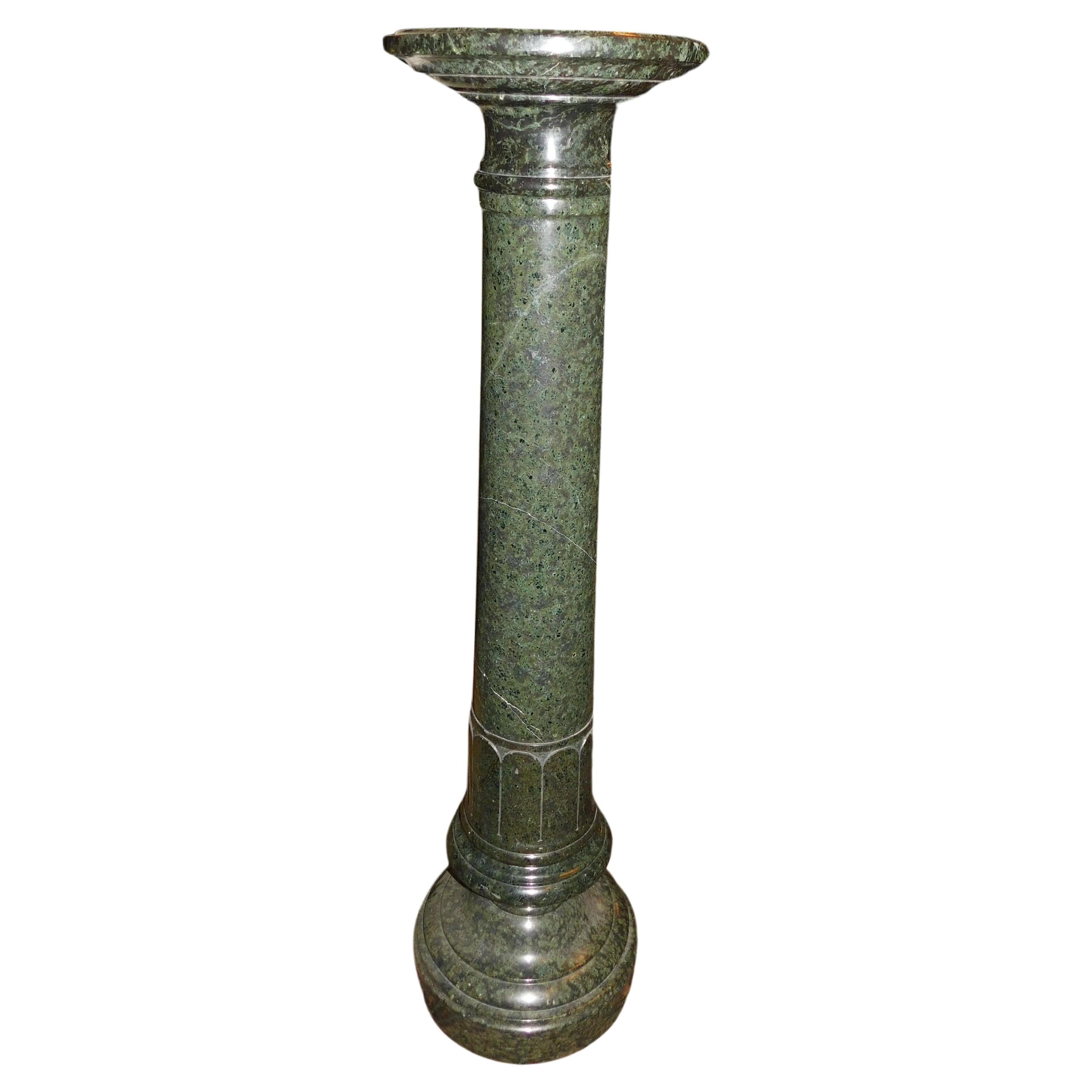 Säule, Statuenhalter, geschnitzt aus Verde Alpi-Marmor, Italien im Angebot