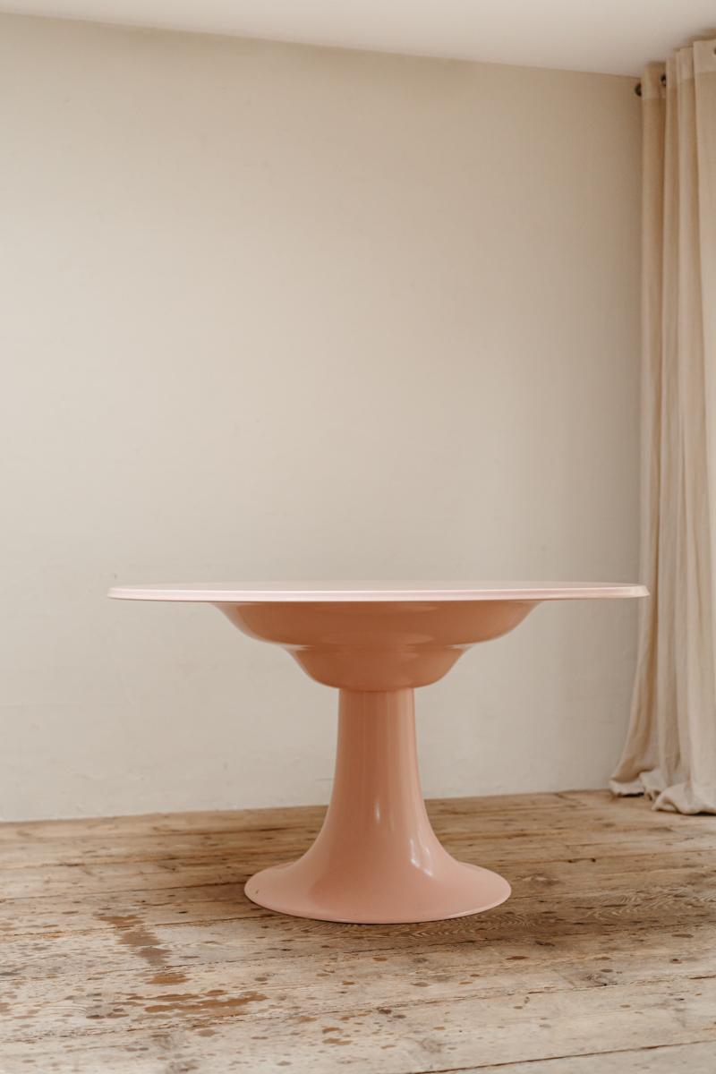 A zapf, saulentisch (column table) an early version with slanted edge, probably 1967, later the tables were manufactured with round edges) 
table in glass fibre reinforced plastic, restored and newly lacquered.