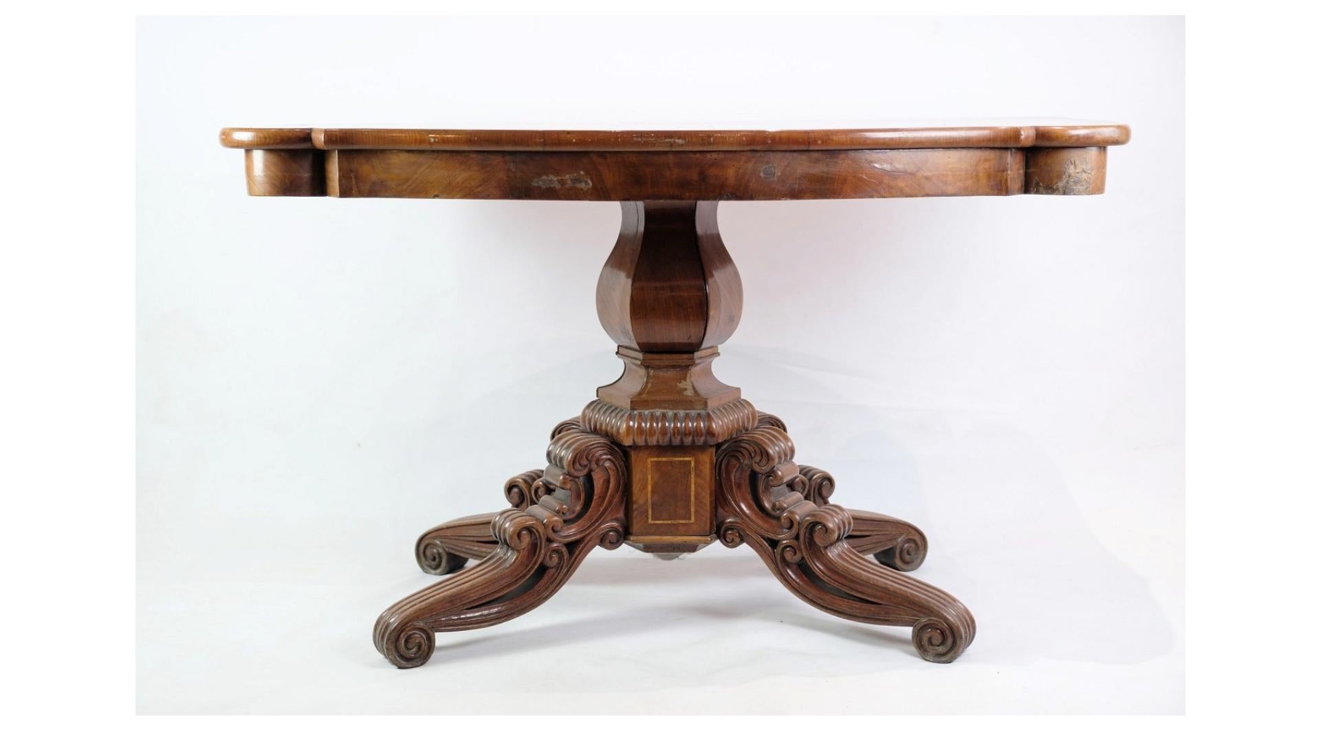 La table à colonnes de la fin de l'Empire, datant des années 1840, est un magnifique exemple de l'artisanat mobilier de cette époque. Fabriquée à partir d'un riche acajou, cette table respire l'élégance et la sophistication, avec ses sculptures
