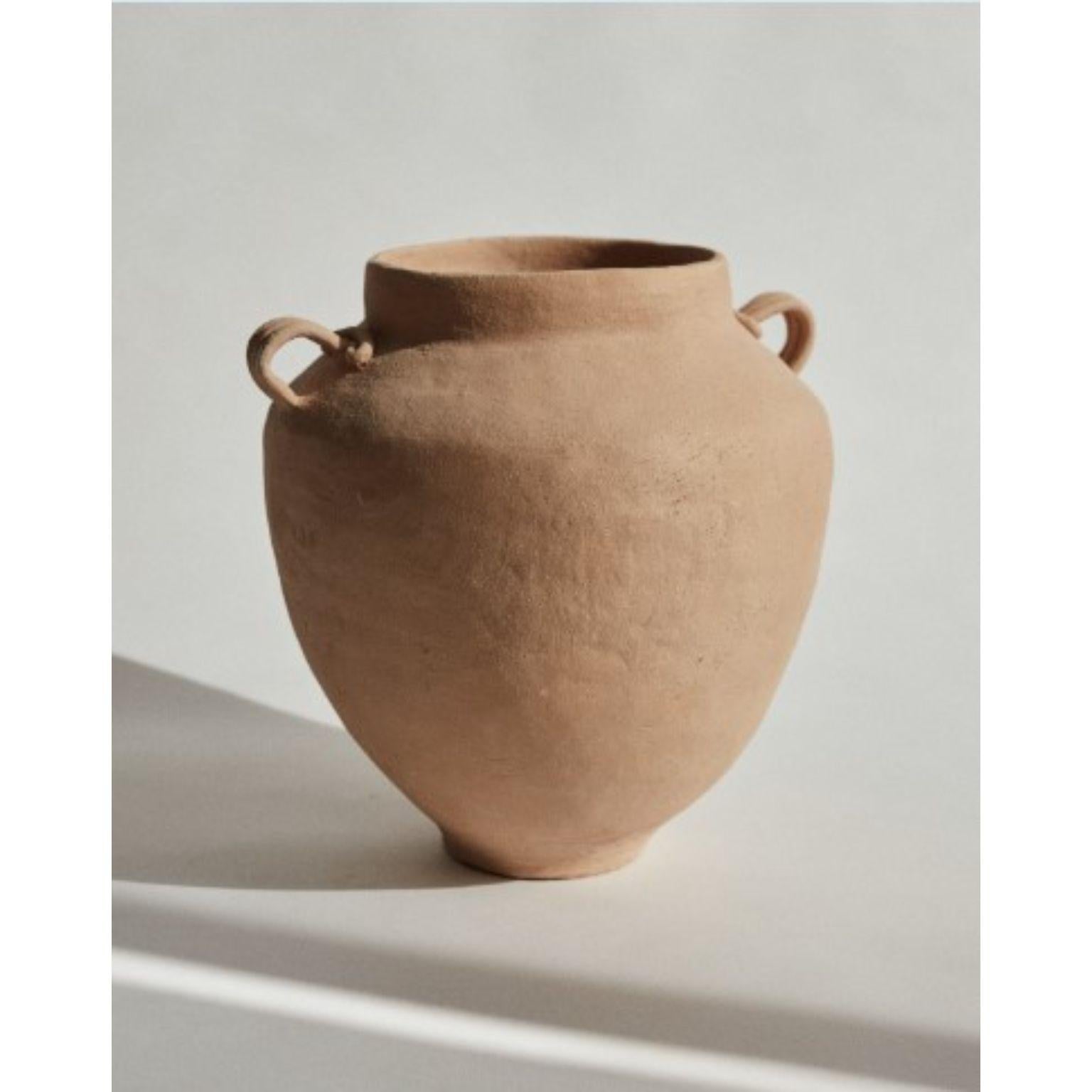 Column vase by Marta Bonilla
Dimensions: D27 x H37 cm
Materials: Terracotta, Clay

Column vase: Piece of high temperature hand modeled with pinkish brown clay with chamotte. Glazed inside. Handle details reminiscent of Greek columns.

Marta