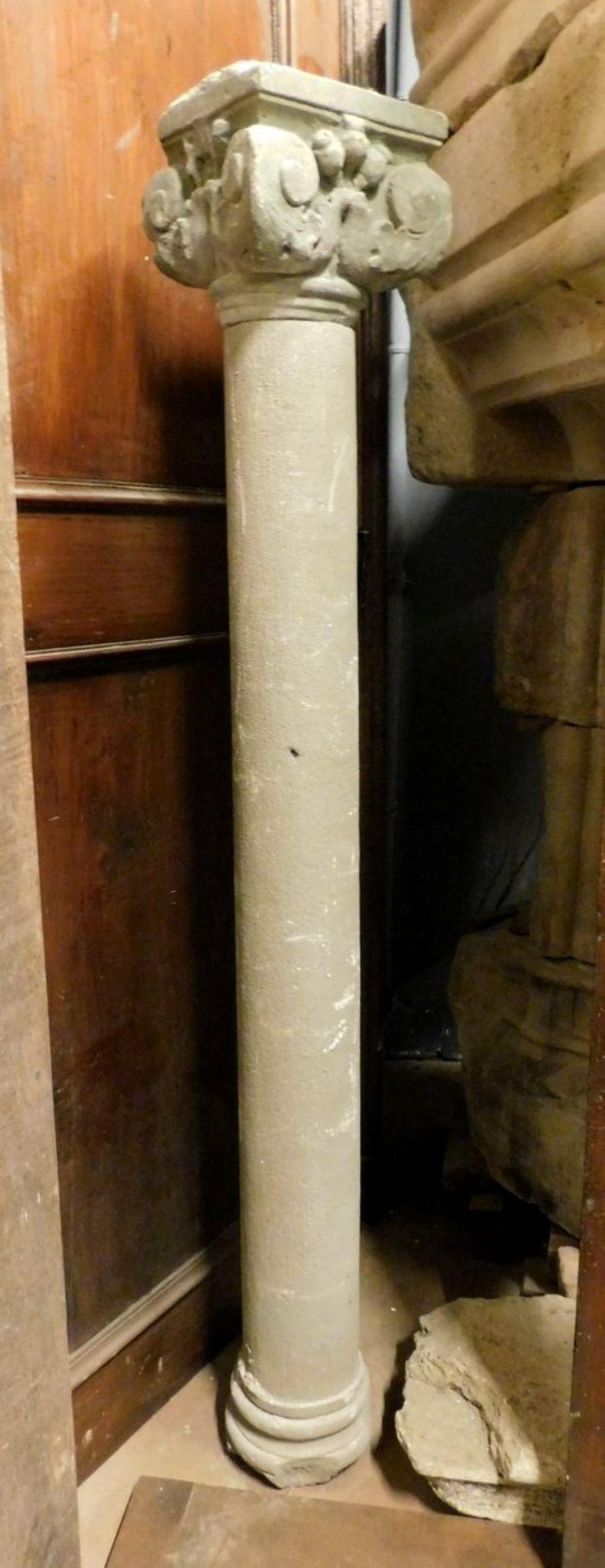 Antica Colonna in pietra con capitello scolpito, nasceva con tutta probabilità come colonna centrale di una finestra a bifora, molto antica, ritrovamento storico di grande pregio, adatto a usi creativi in ambiti storici o di lusso. Misure cm w max