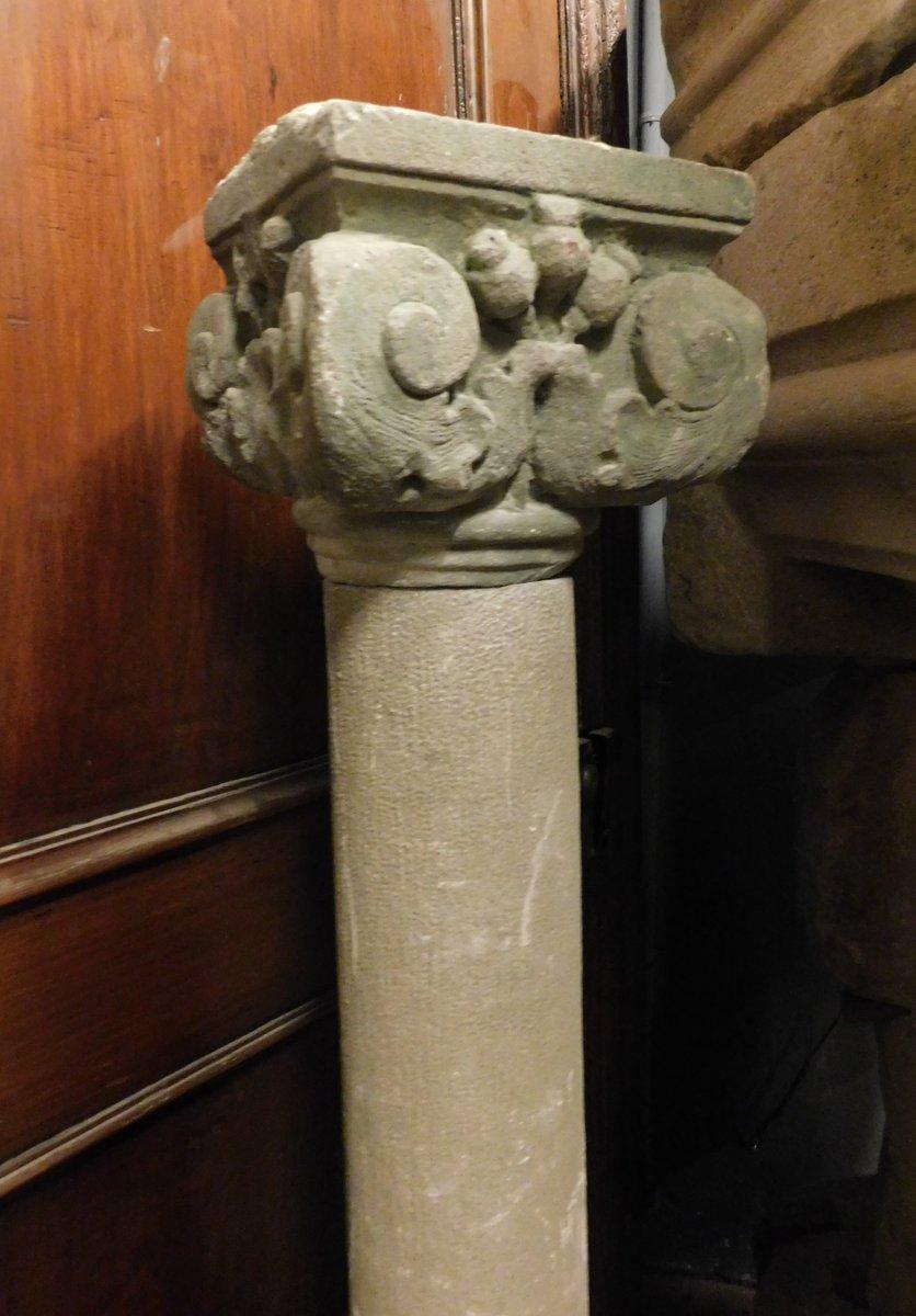 Column with Capital Carved in Stone, Italy In Good Condition For Sale In Cuneo, Italy (CN)