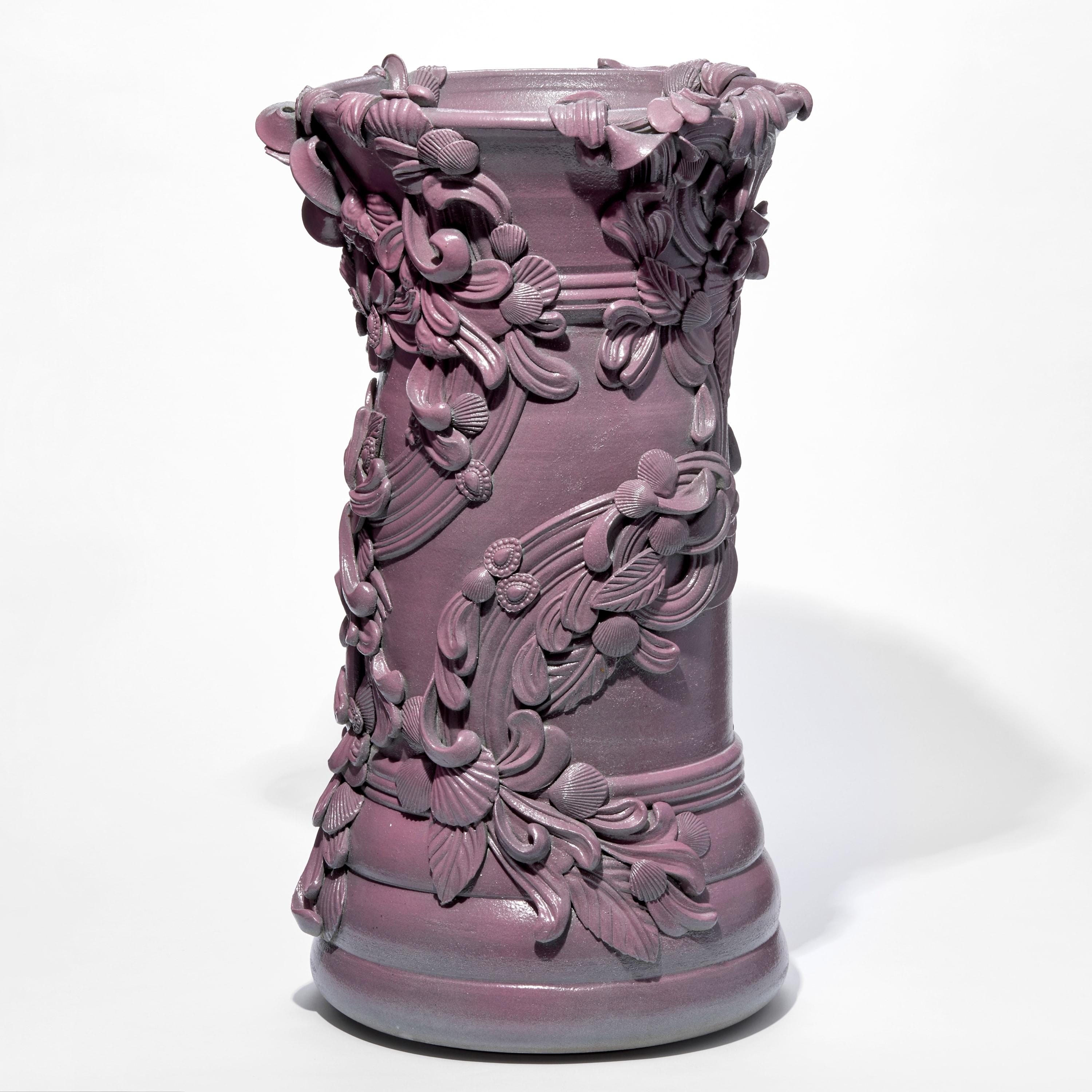 Organique Columna I, un récipient en céramique violette inspiré de l'architecture rococo par Jo Taylor en vente