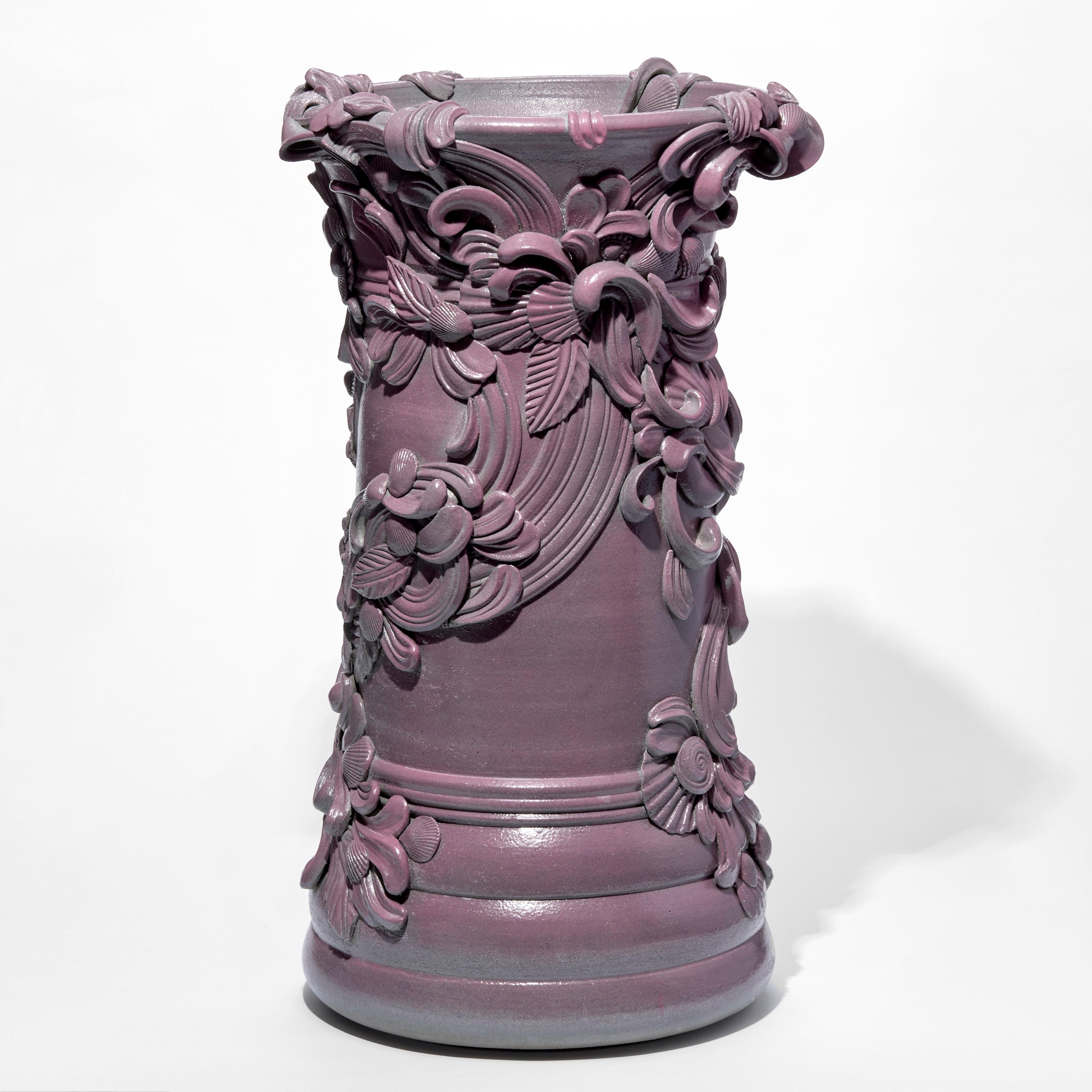 Britannique Columna I, un récipient en céramique violette inspiré de l'architecture rococo par Jo Taylor en vente