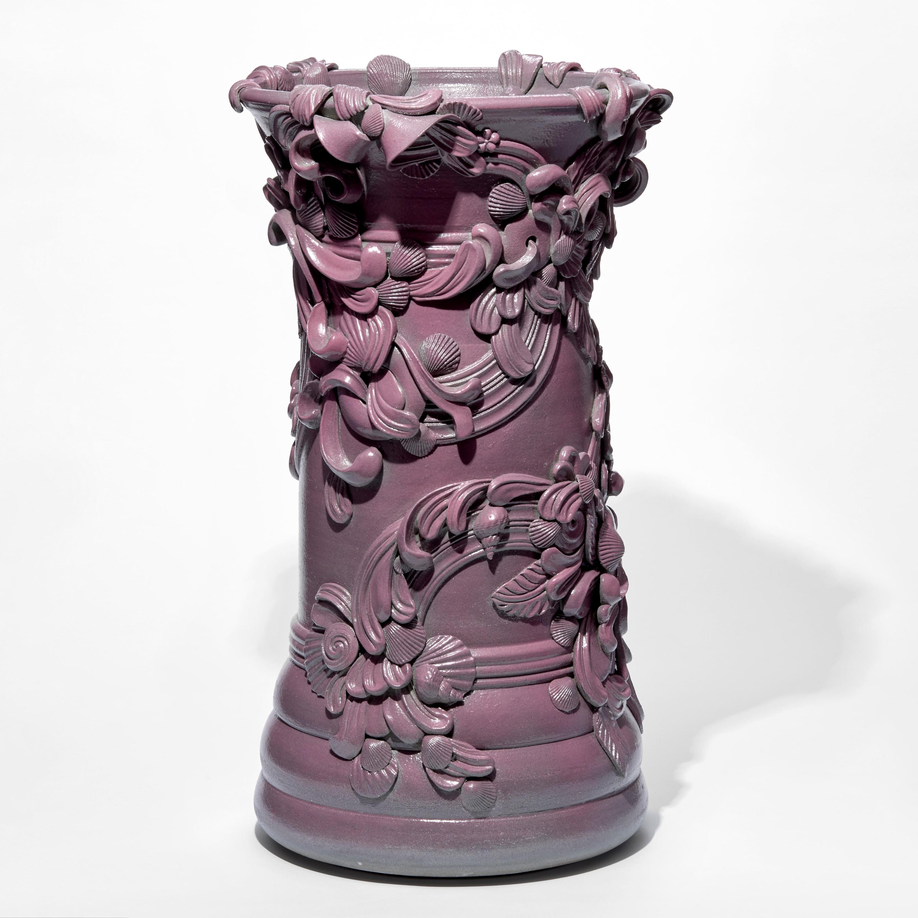 Fait main Columna I, un récipient en céramique violette inspiré de l'architecture rococo par Jo Taylor en vente