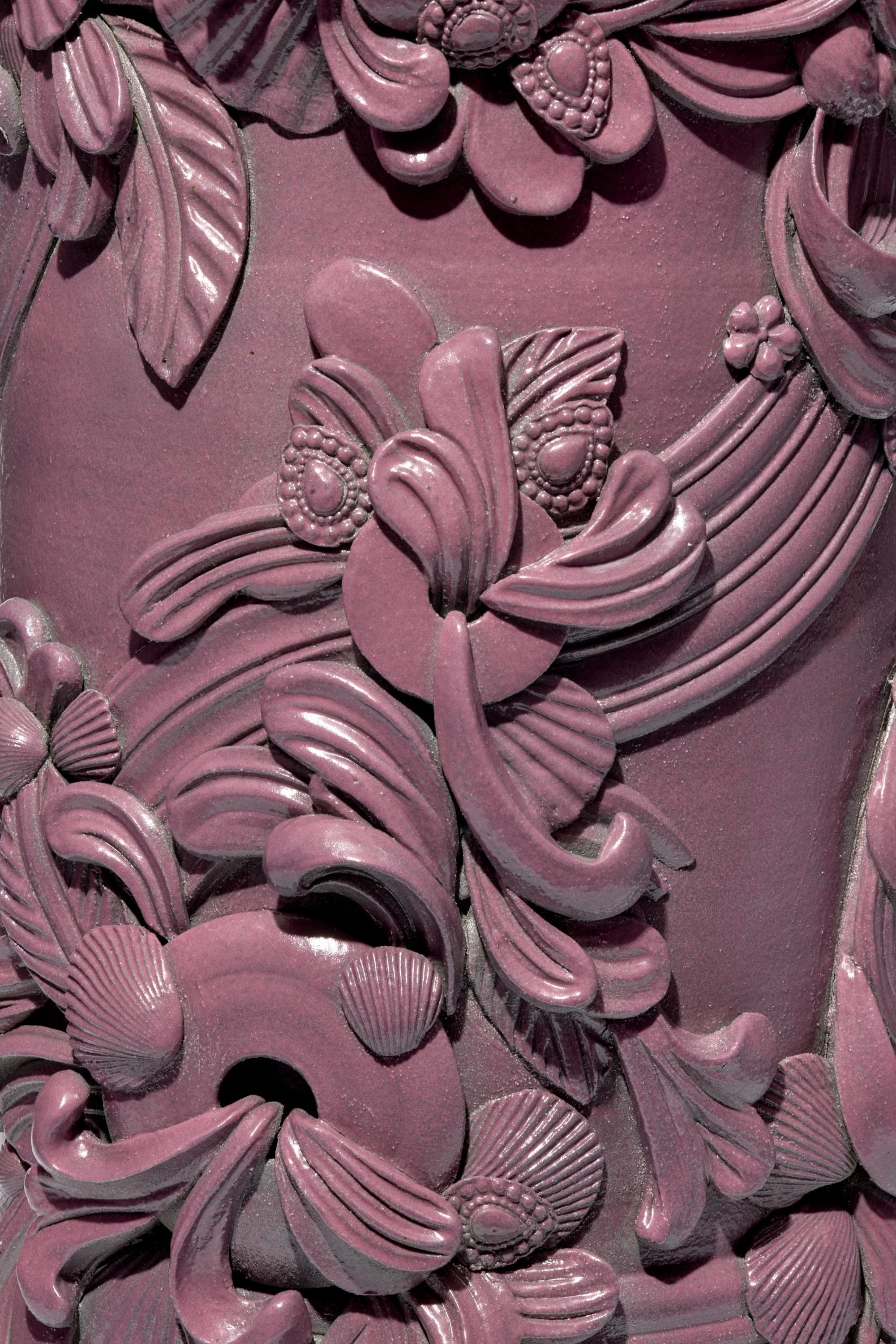 Columna I, un récipient en céramique violette inspiré de l'architecture rococo par Jo Taylor Neuf - En vente à London, GB