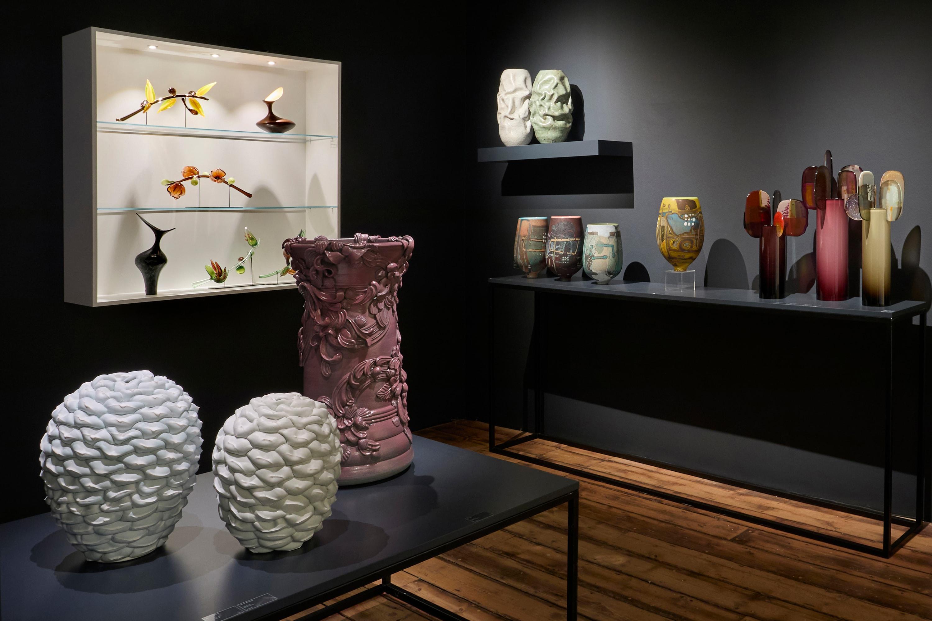 Céramique Columna I, un récipient en céramique violette inspiré de l'architecture rococo par Jo Taylor en vente