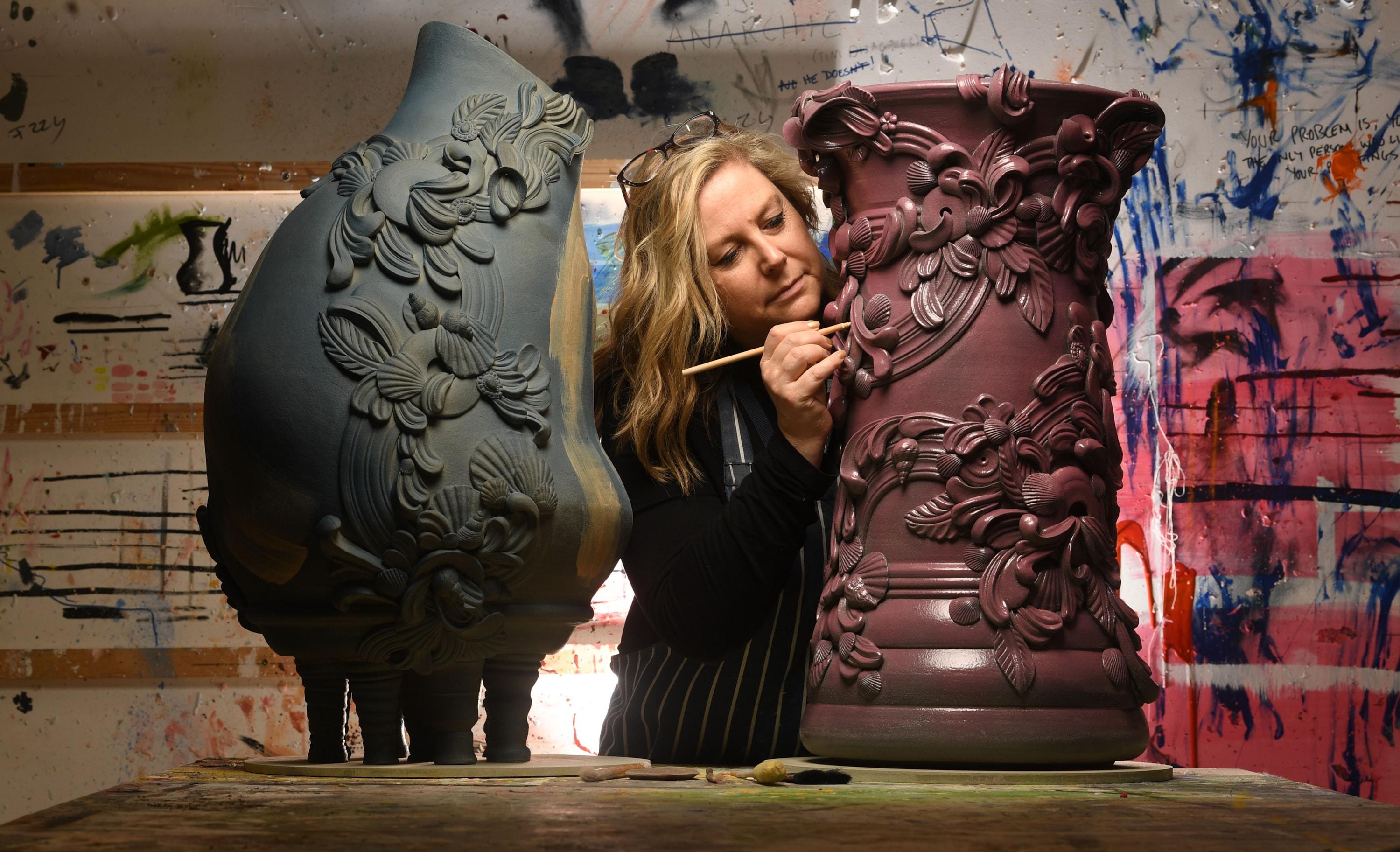 Columna I, un récipient en céramique violette inspiré de l'architecture rococo par Jo Taylor en vente 1