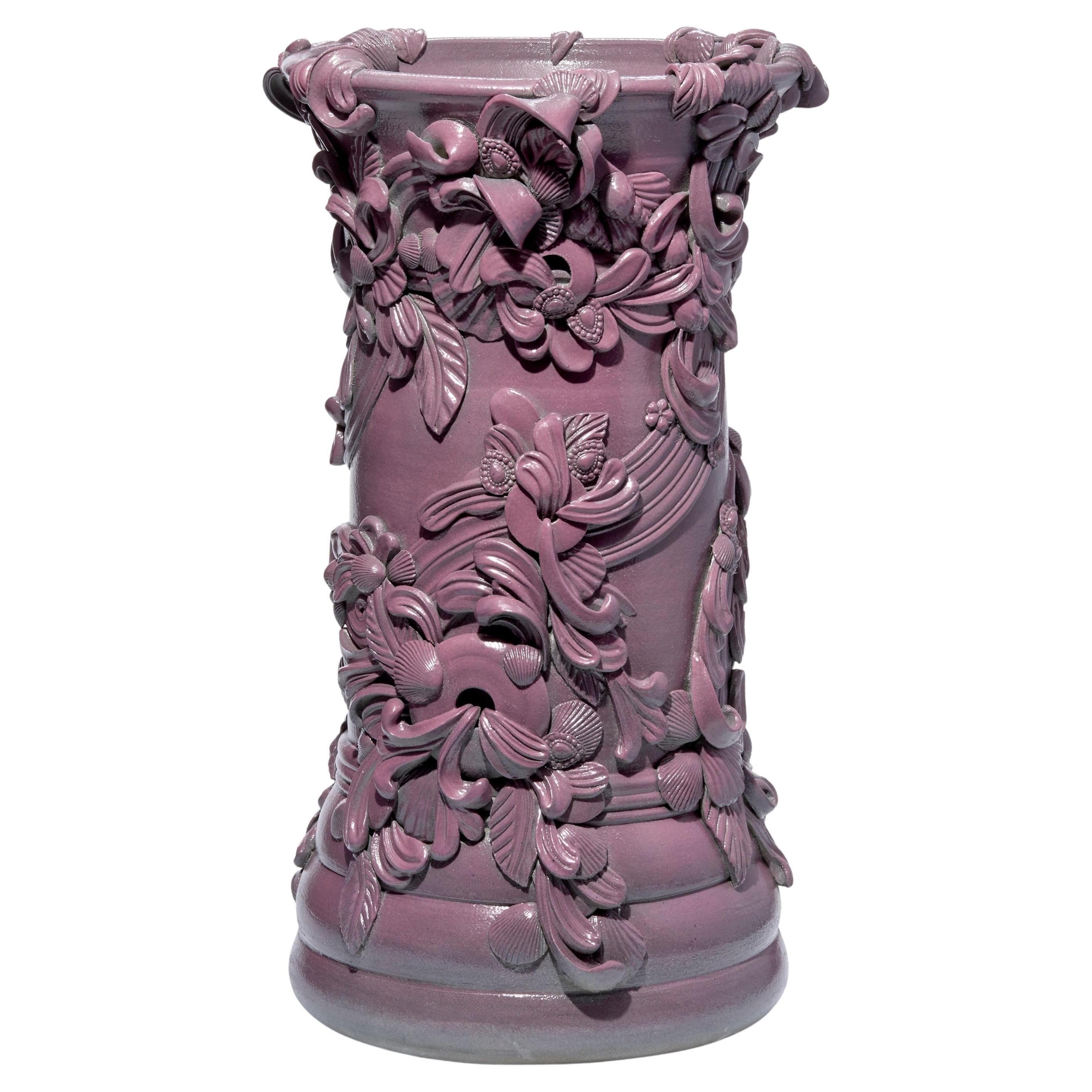 Columna I, vasija de cerámica morada inspirada en la arquitectura rococó de Jo Taylor