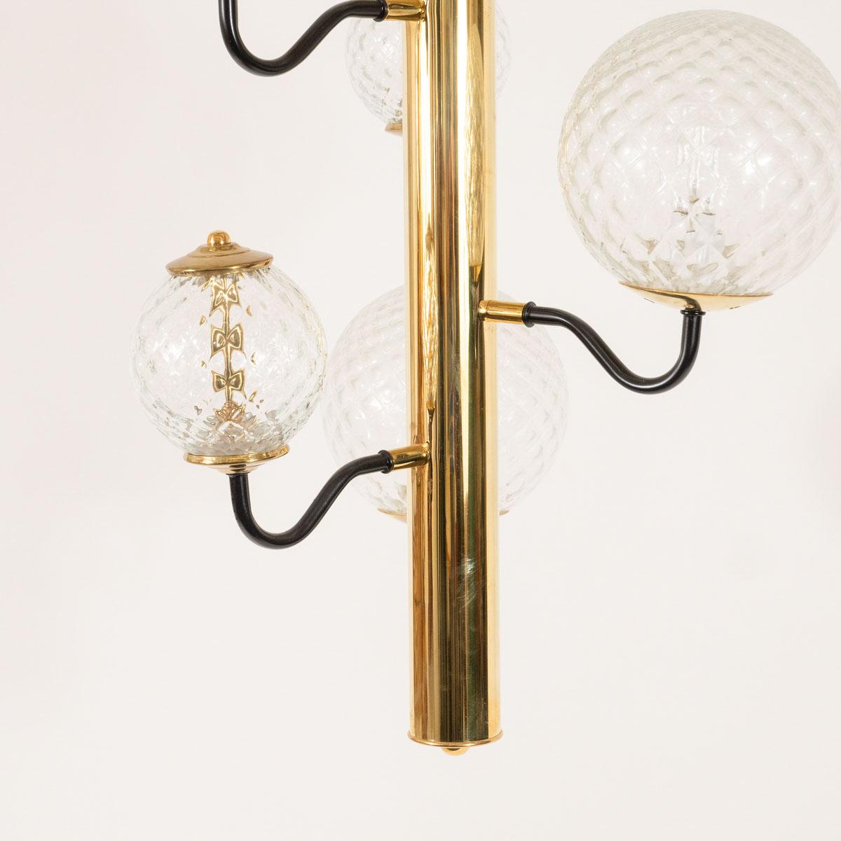 Araña Columnar de Latón con Globos de Cristal mediados del siglo XX en venta