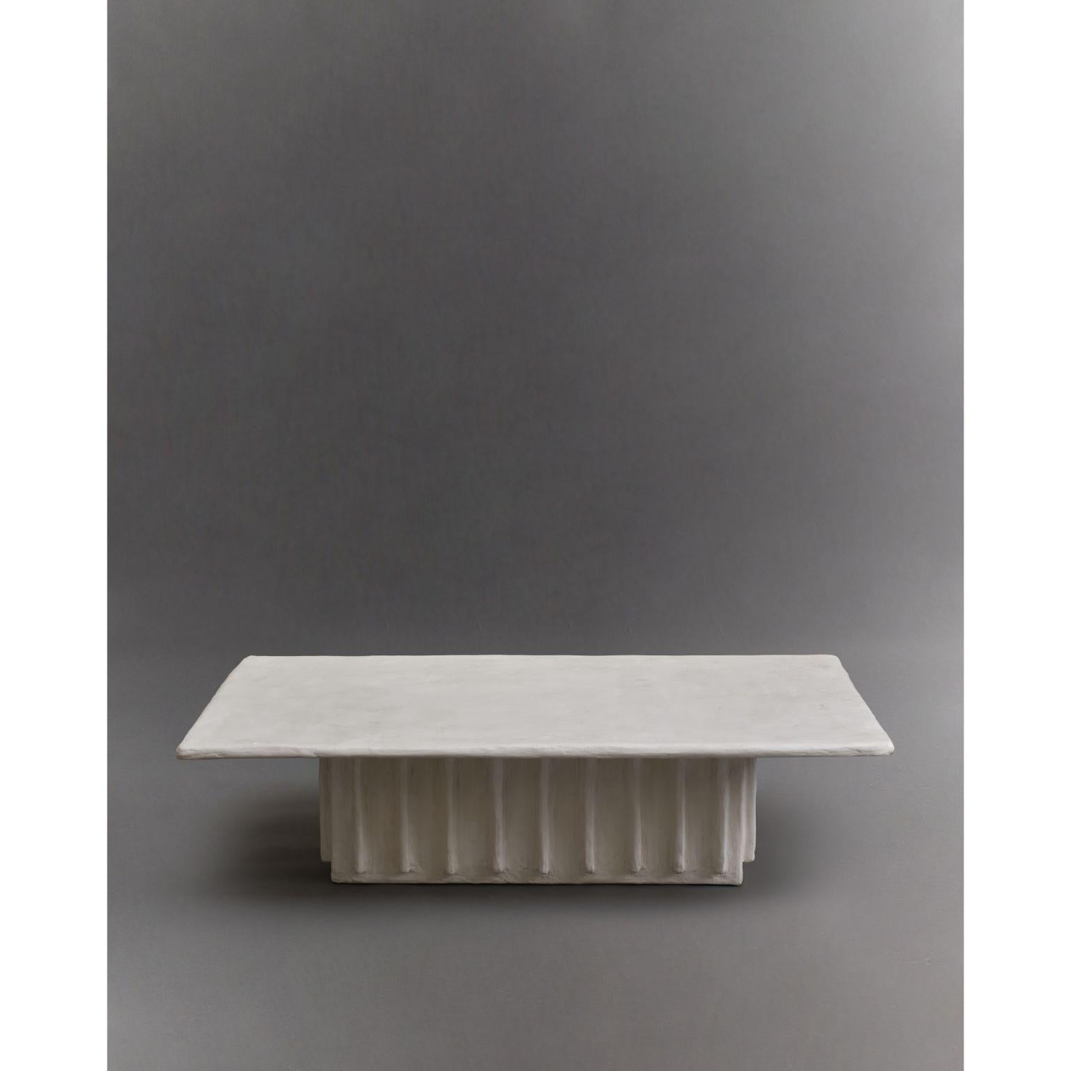 Table basse à colonnes par Ombia
Dimensions :  L 122 x P 71,5 x H 30,5 cm
MATERIAL : Finition en plâtre brut blanc. 
Couleurs personnalisées sur demande.


Ōmbia est un studio de sculpture et de design en céramique basé à Los Angeles. Le nom et ses