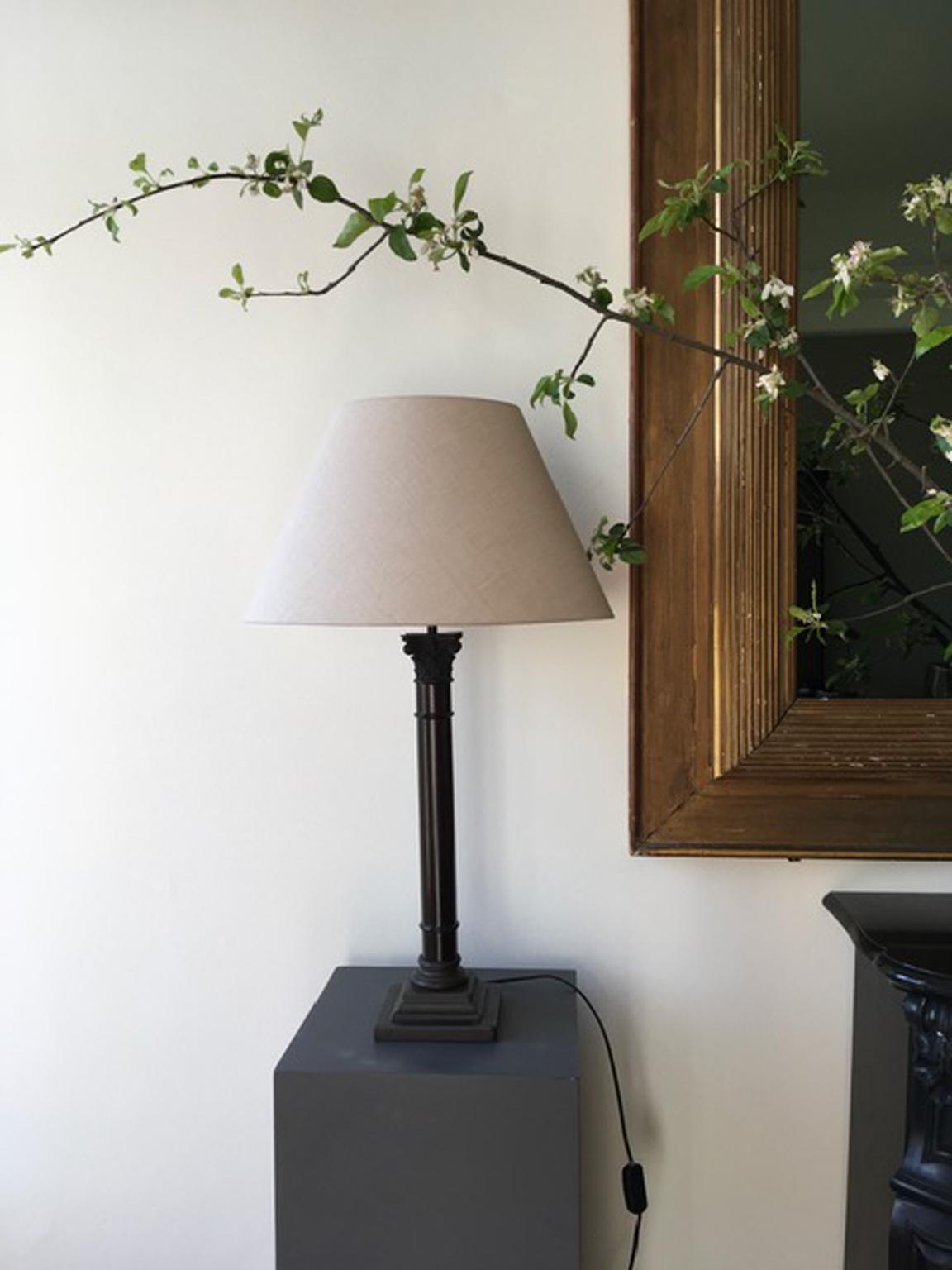 This elegant table lamp is an Italian contemporary production.
The column in wood has is in ebony color, the hand made lampshade is in natural color fabric.
On the top and on the foot there are bronze cast details.

EU wiring
USA GB wiring on