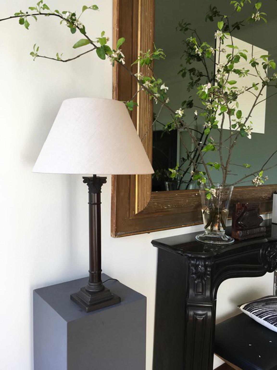 Néoclassique Lampe de table à colonnes avec abat-jour naturel fabriquée en Italie en vente