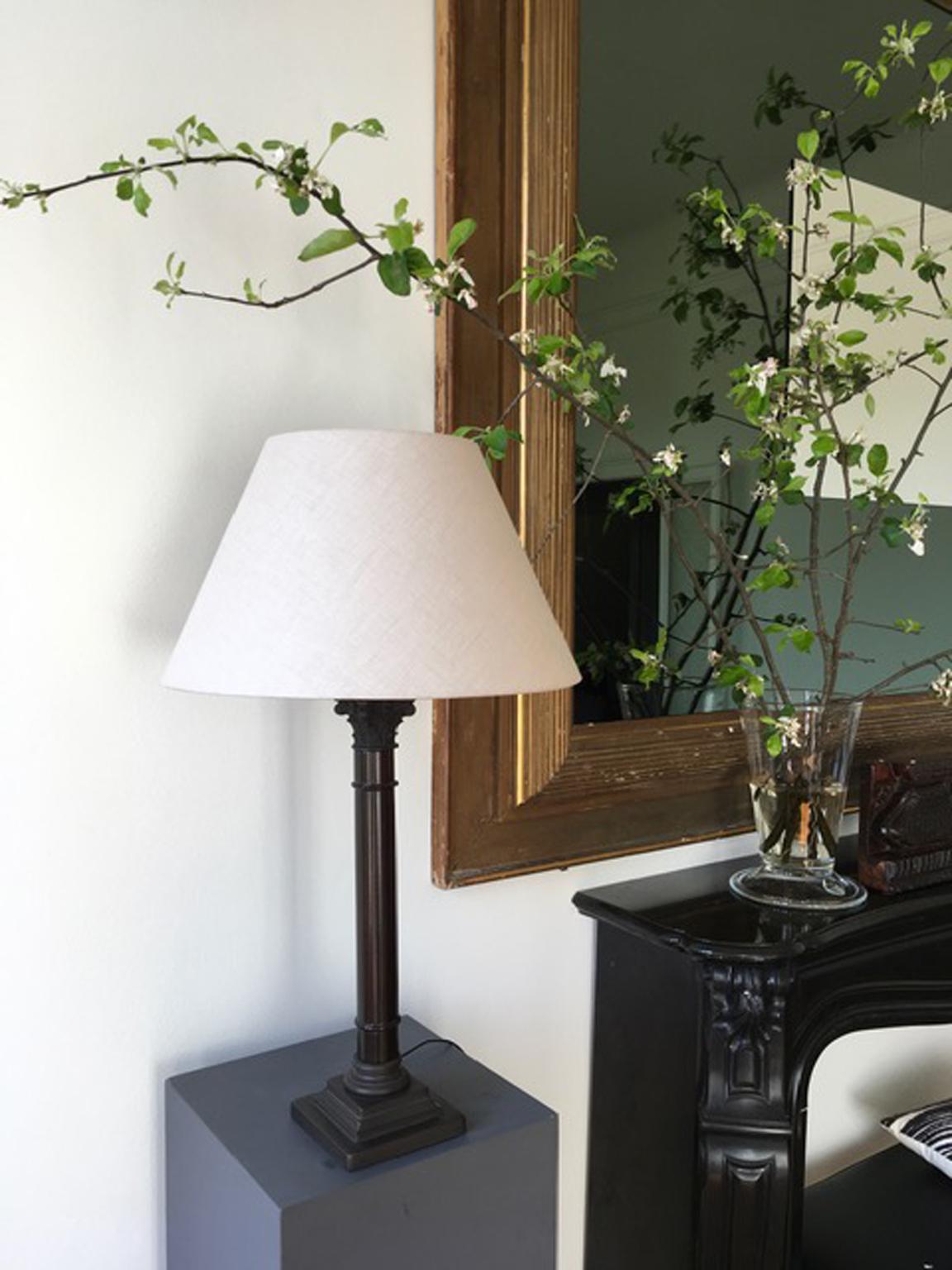 italien Lampe de table à colonnes avec abat-jour naturel fabriquée en Italie en vente