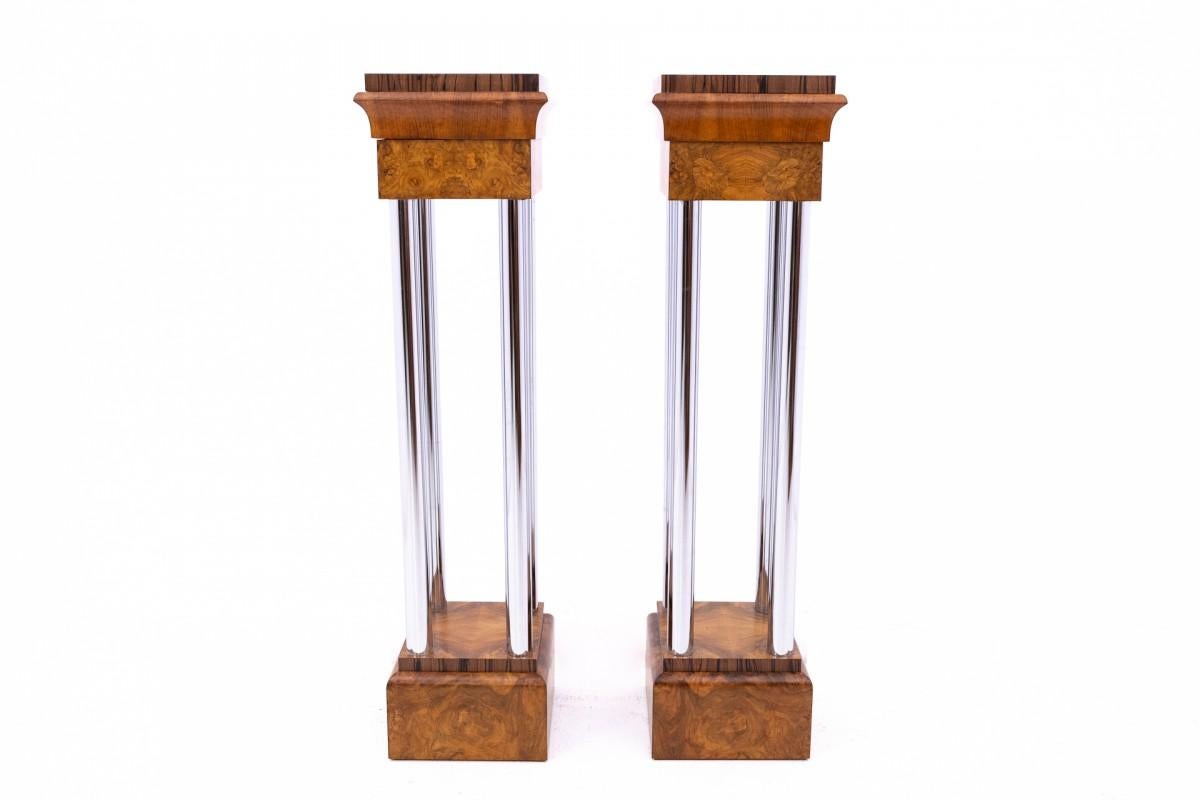 Pedestales de estilo Art Déco, Polonia.

Una hermosa combinación de metal y madera: nogal ricamente veteado. Los pedestales pueden utilizarse como florero o como lugar para guardar diversos adornos

Dimensiones: altura 126 cm / anchura 33 cm /