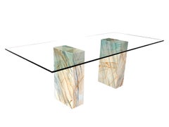 Esstisch mit Säulen und Säulen mit Calacatta-Marmorsockel und Kristallplatte, hergestellt in Spanien