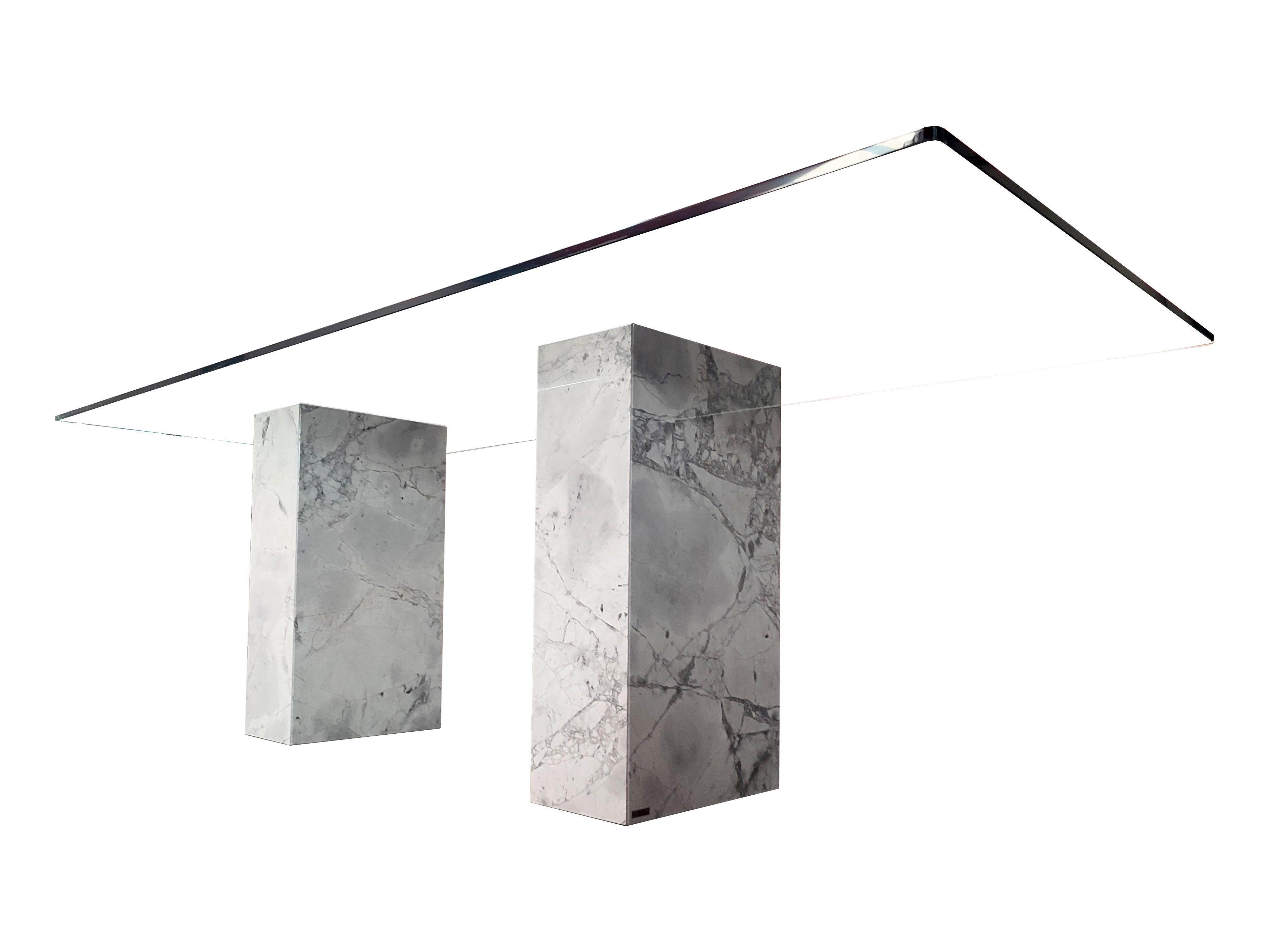 Table de salle à manger à colonnes avec base en marbre italien Portobello et cristal fabriqué en Espagne
Élevez le style de votre salle à manger avec notre table à manger exclusive, une combinaison parfaite de luxe et de sophistication.
Cette table