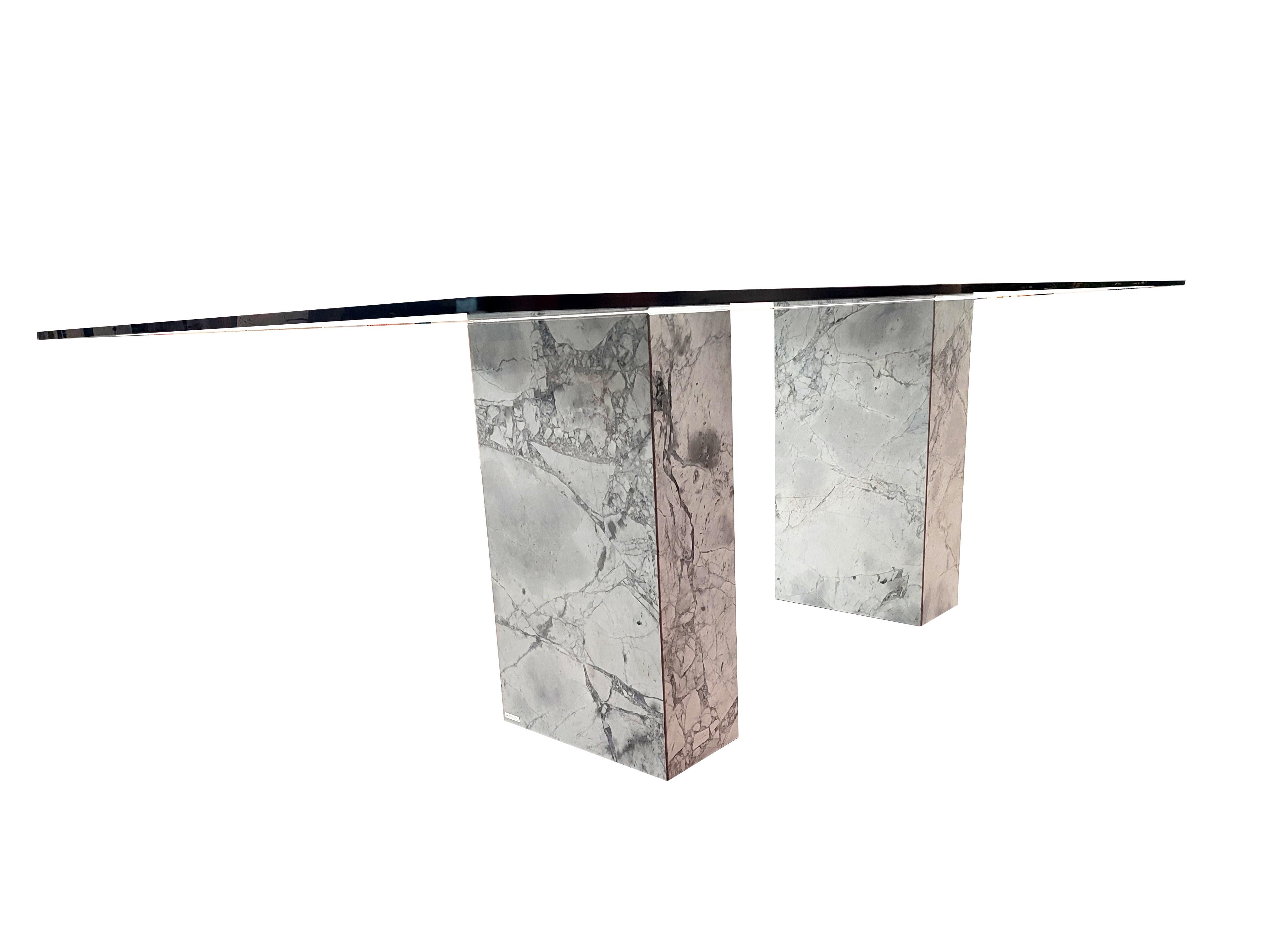 Moderne Table de salle à manger à colonnes avec base en marbre italien Portobello et cristal fabriqué en Espagne en vente