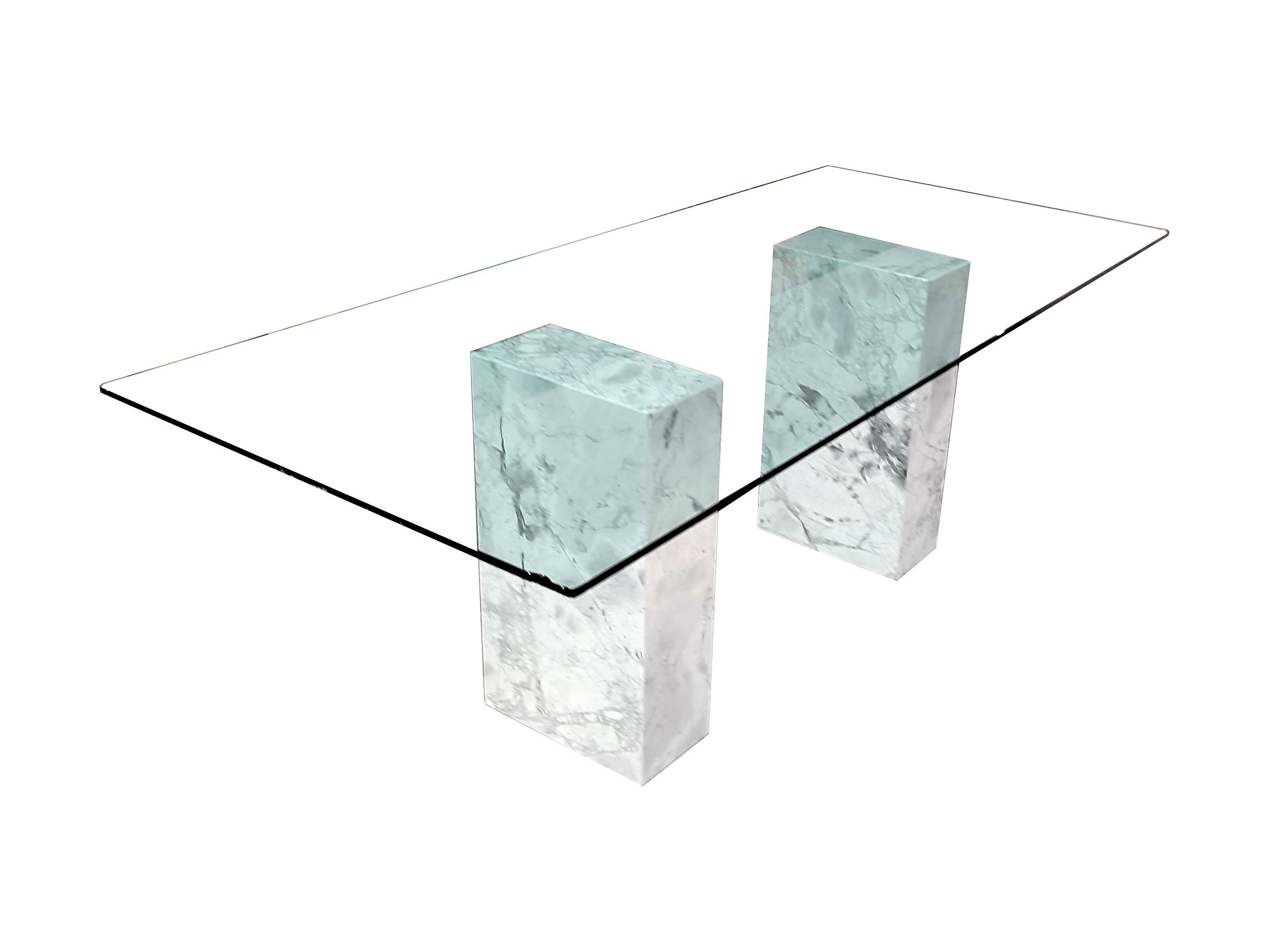 Espagnol Table de salle à manger à colonnes avec base en marbre italien Portobello et cristal fabriqué en Espagne en vente