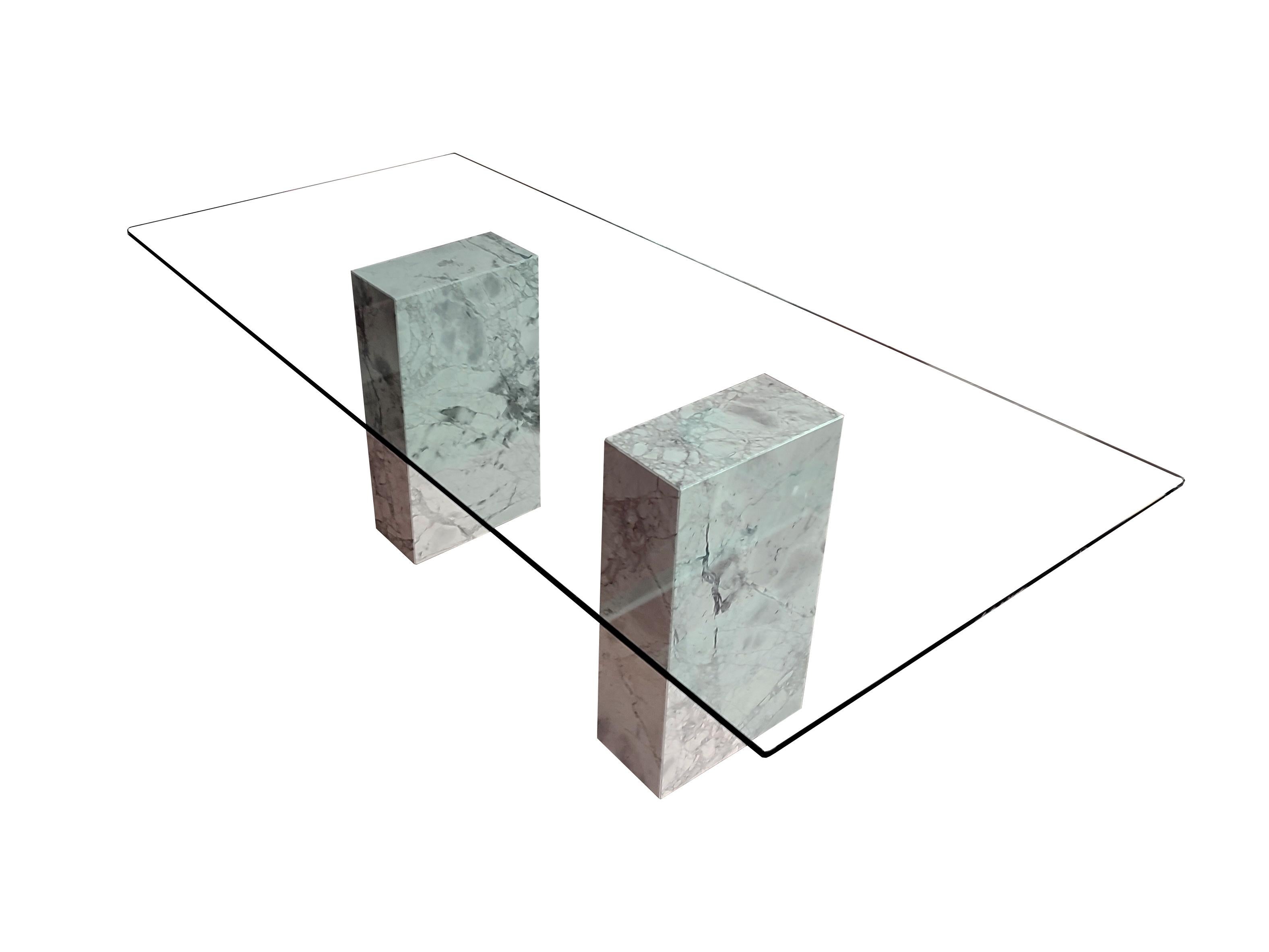 Fait main Table de salle à manger à colonnes avec base en marbre italien Portobello et cristal fabriqué en Espagne en vente