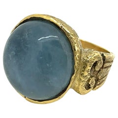Bague colonnes en or martelé 14 carats avec cabochon d'aigue-marine bleu tempête 21 carats