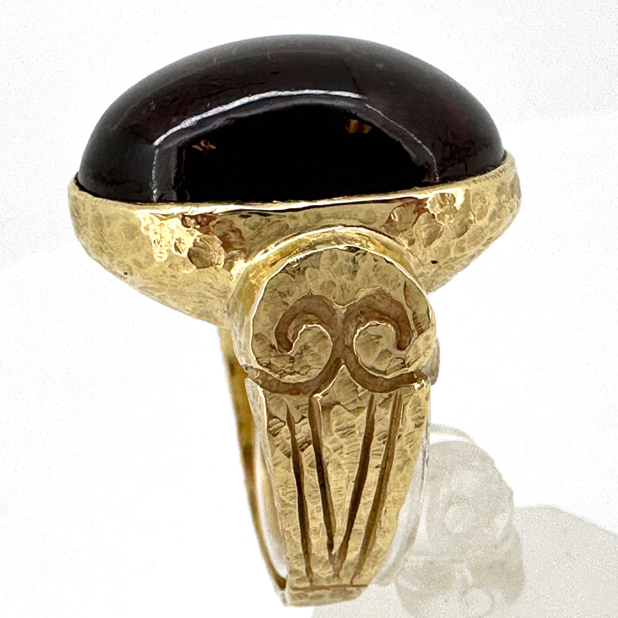 Bague « colonnes » en or jaune martelé avec cabochon de grenat hessonite de 36 carats en vente 3