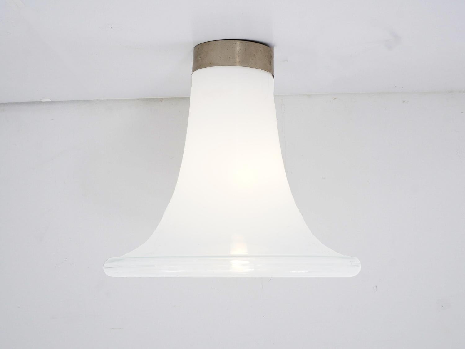 Vous vous détendez dans votre salon, l'ambiance est bonne, et cette suspension en verre de Murano soufflé à la main datant du milieu du siècle dernier, conçue par Gino Vistosi en 1972, projette une lumière envoûtante sur tout le reste. Cette lampe