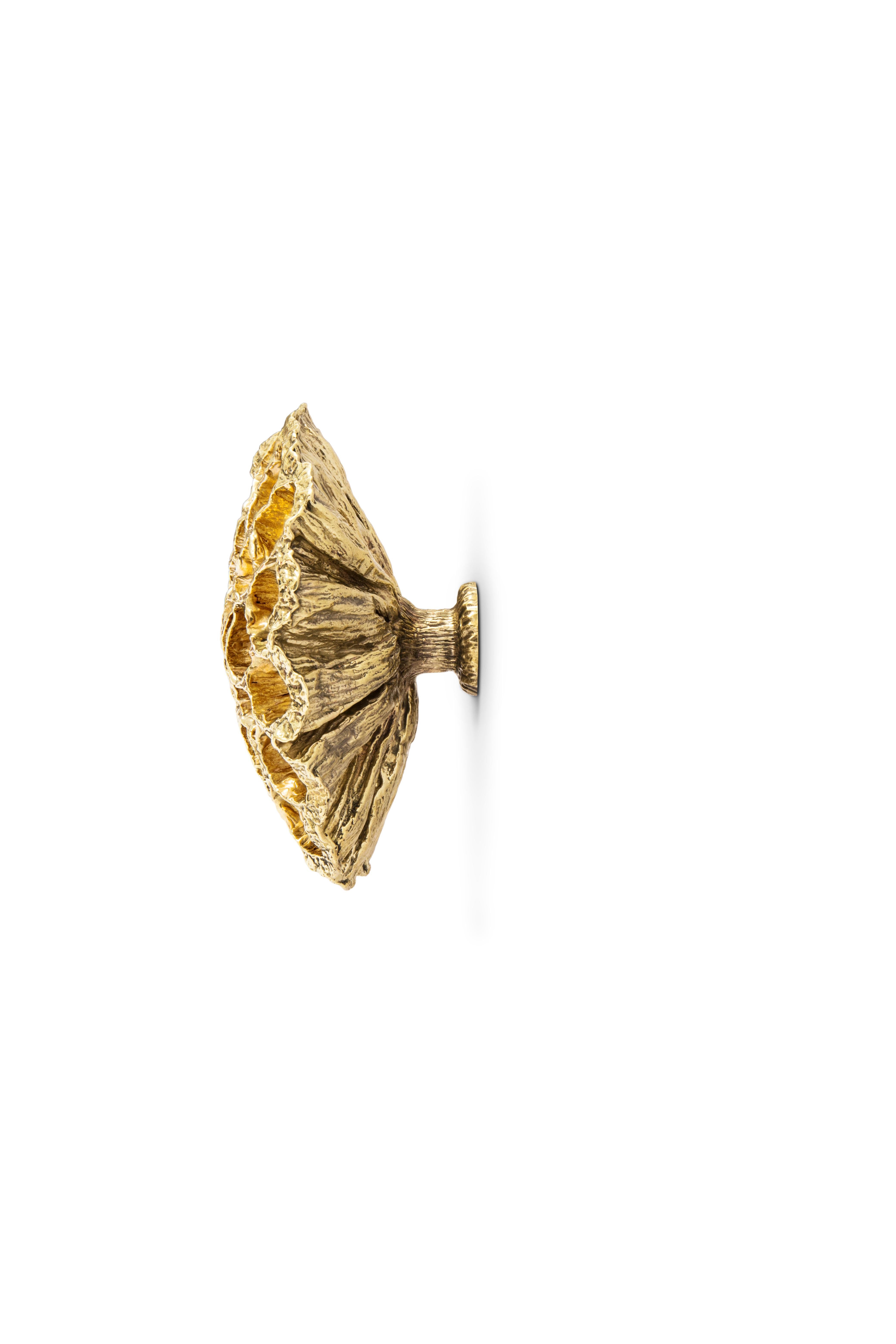 For the Comb Door Pull, PullCast inspiration took part in one of the most aesthetically pleasing sights in nature, the honeycombs phenomenon. Marveled by the angular perfection that bees can form, we have drawn a circle shape, a perfect form