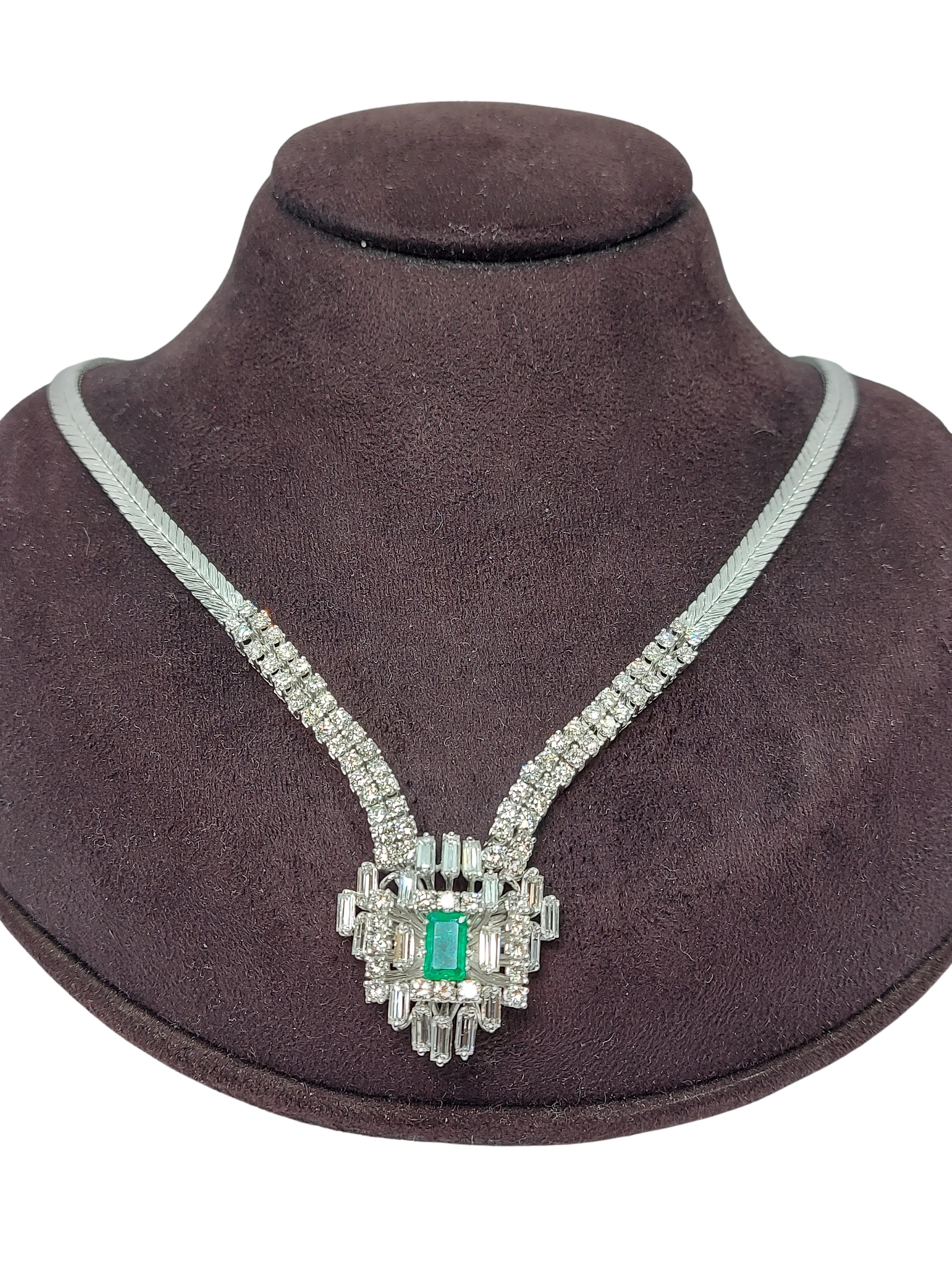 Colombian Emerald V-Necklace Set with Baguette and Brilliant Diamonds In Excellent Condition In Antwerp, BE