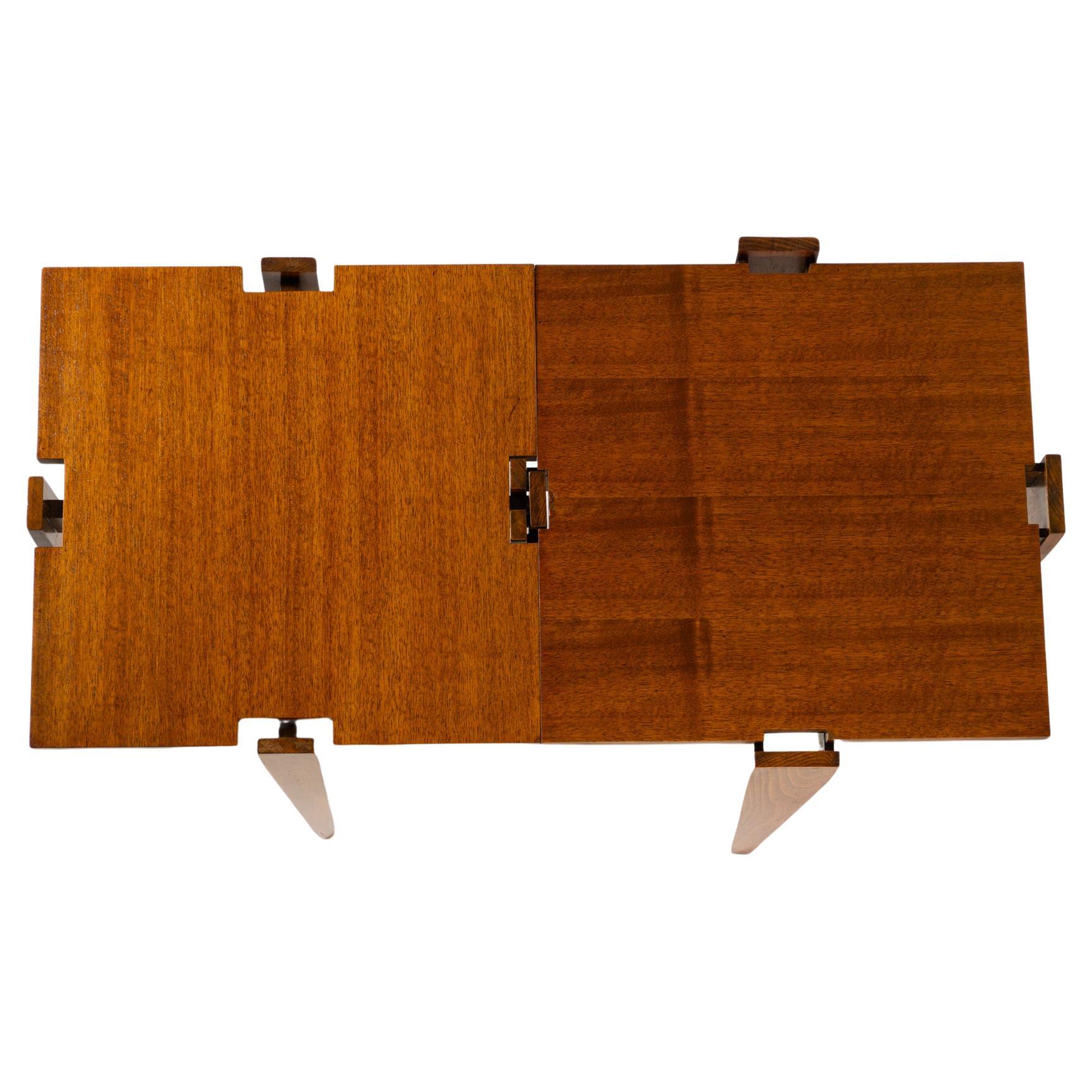 This combinable side table made of veneered plywood was designed by Angelo Ostuni and Renato Forti for Frangi Milano in 1957.
It was presented at the exhibition 