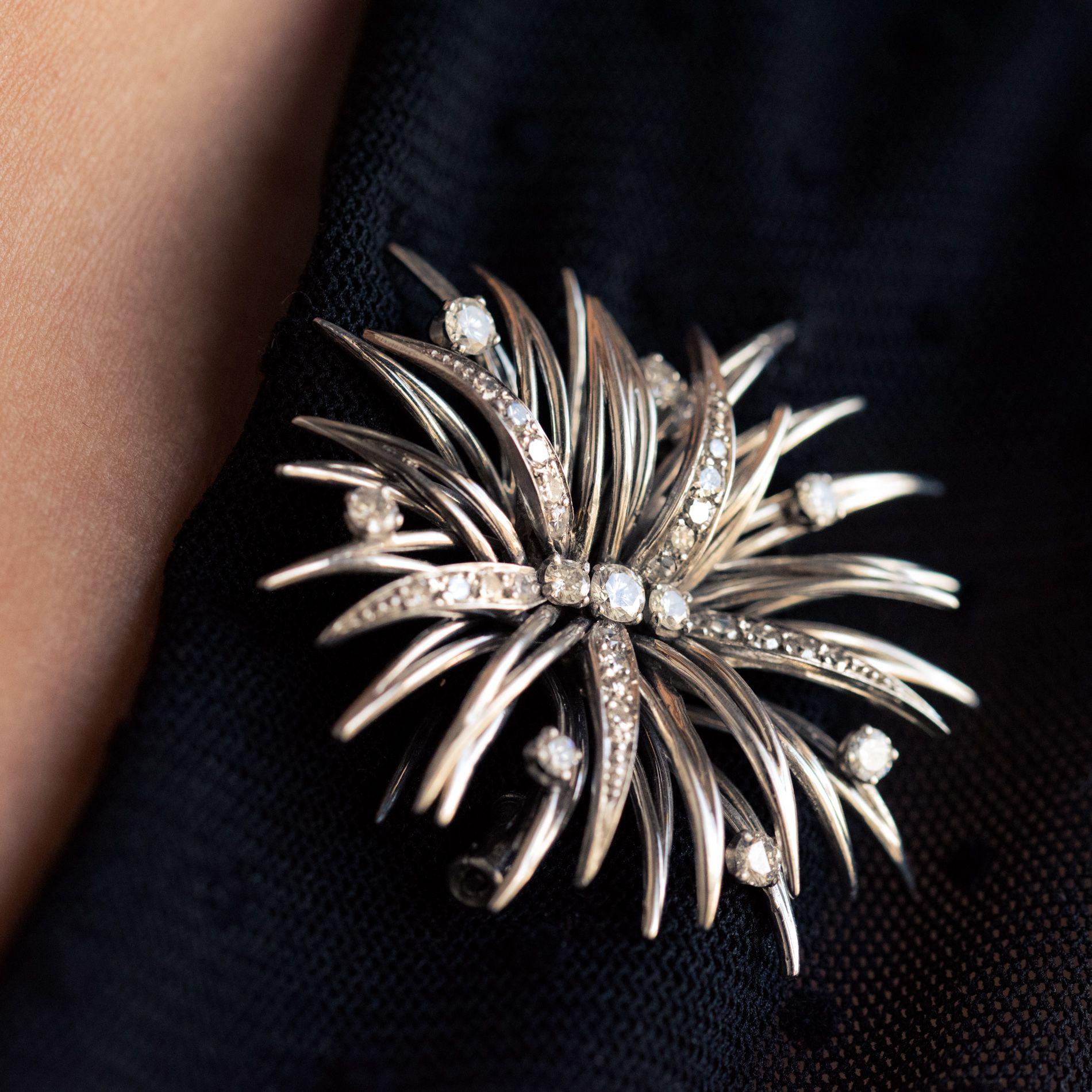 Collier de perles combines et broche en diamants des annes 1960 en vente 5