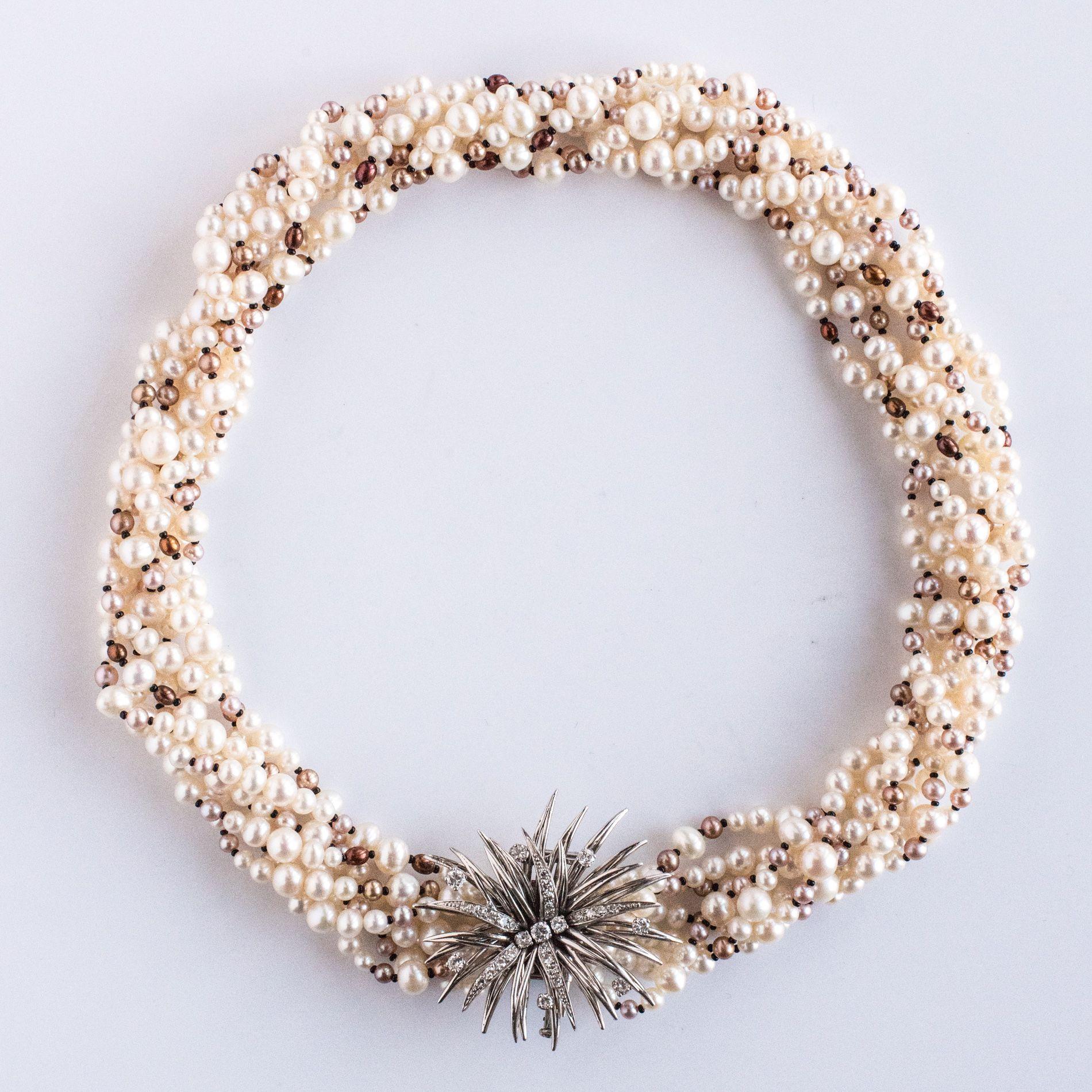 Collier de perles combines et broche en diamants des annes 1960 en vente 7