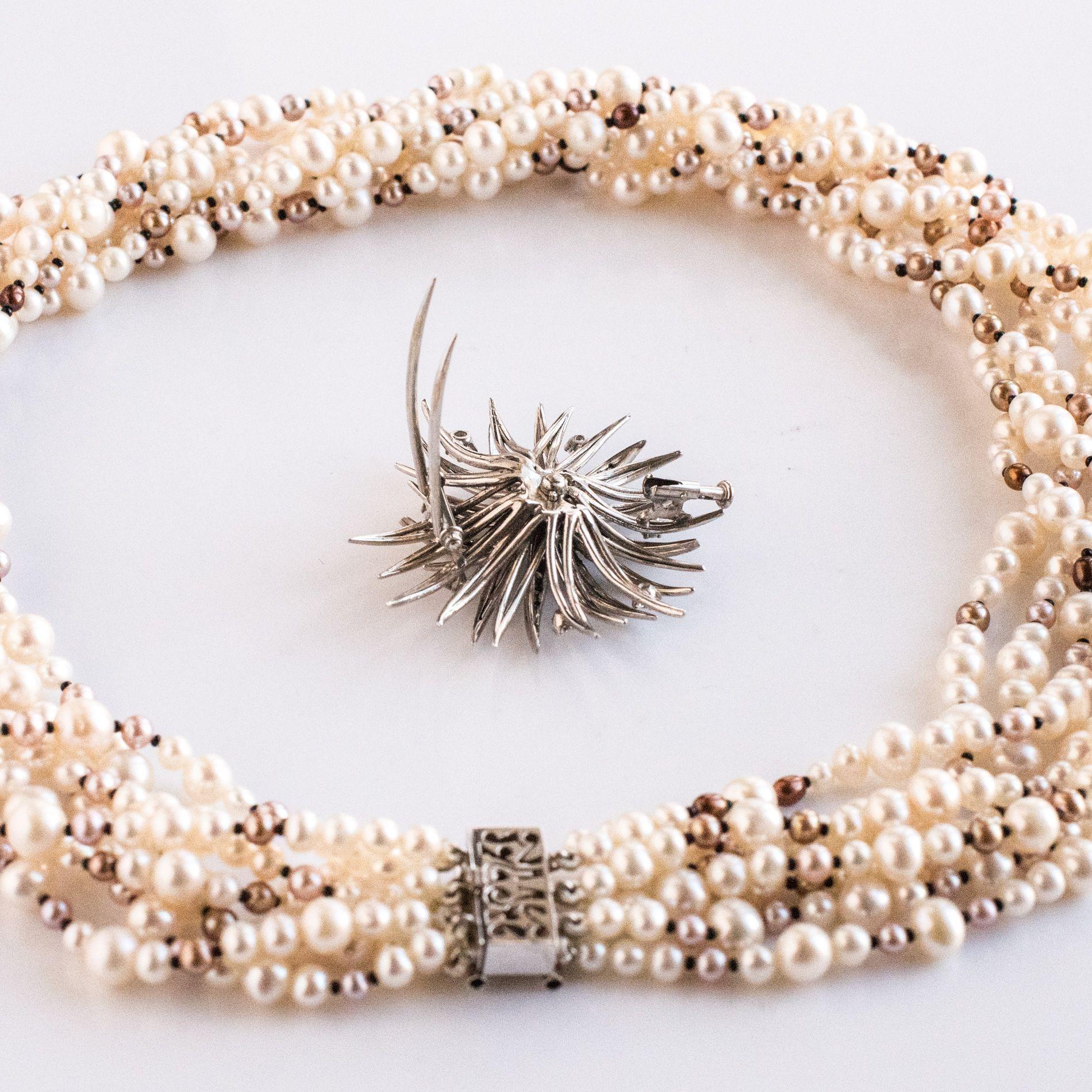 Collier de perles combines et broche en diamants des annes 1960 en vente 9
