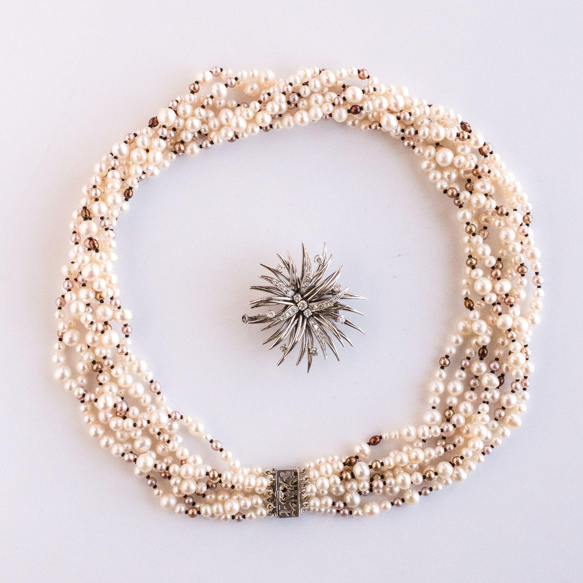 Collier de perles combines et broche en diamants des annes 1960 en vente 10