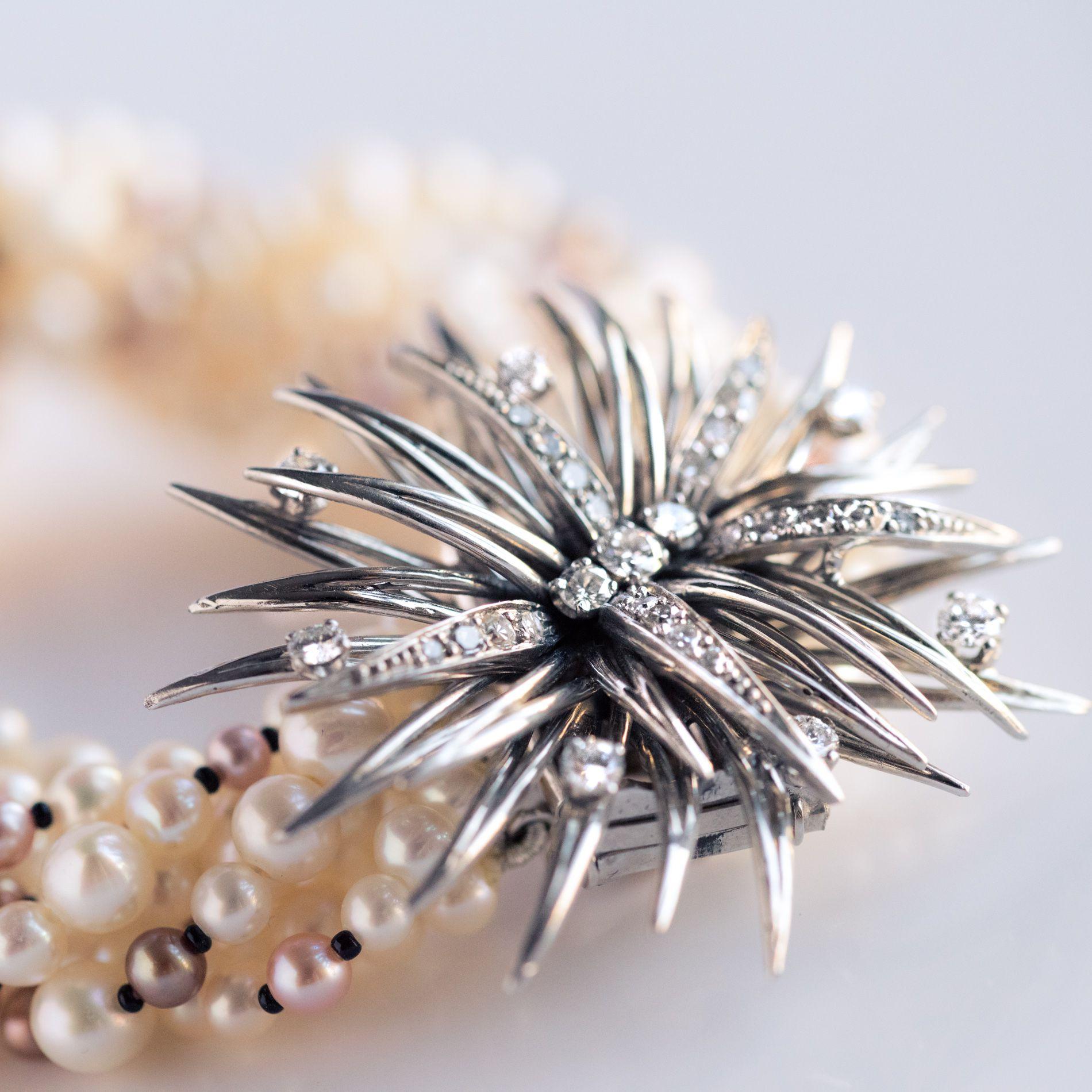 Perle Collier de perles combines et broche en diamants des annes 1960 en vente