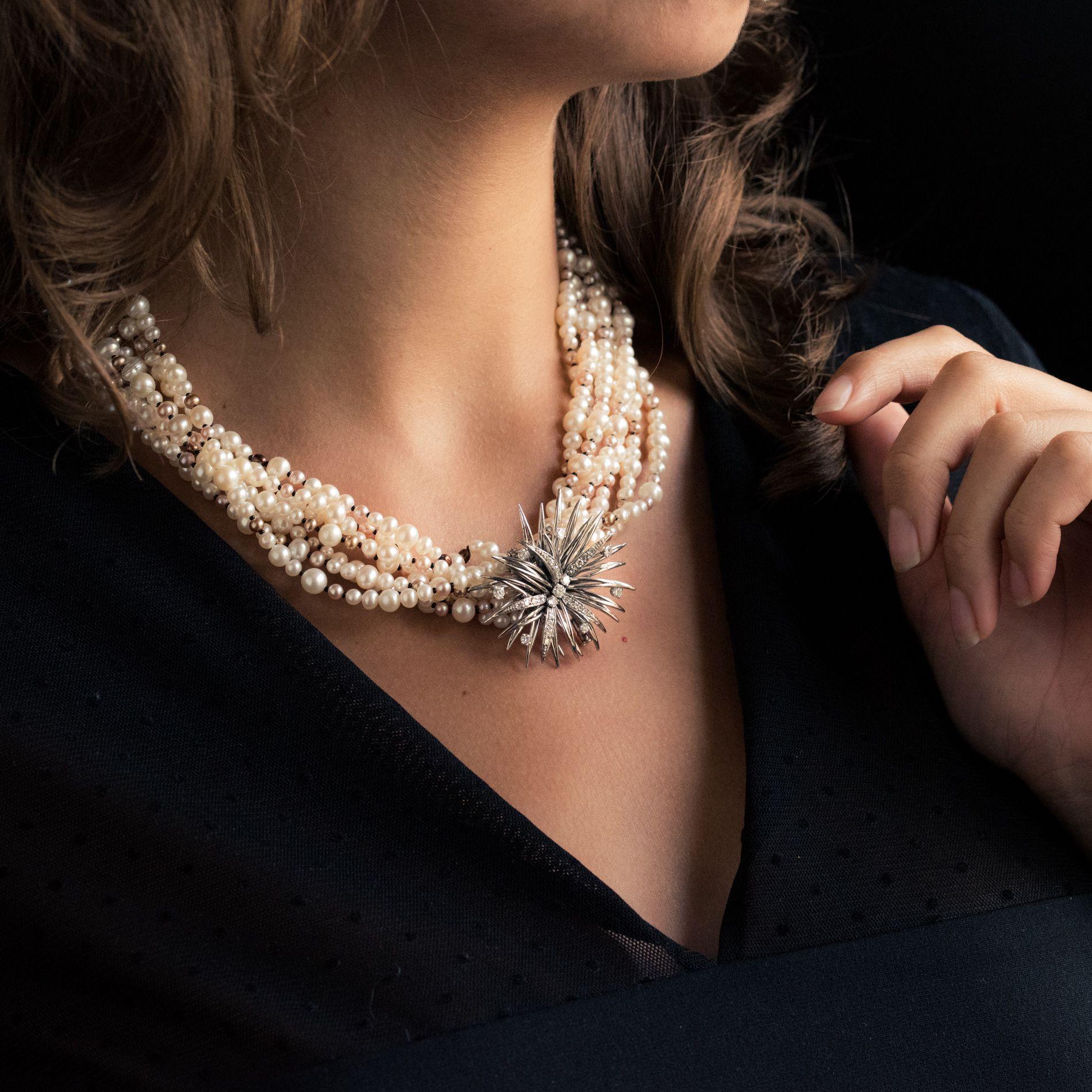 Collier de perles combines et broche en diamants des annes 1960 en vente 1