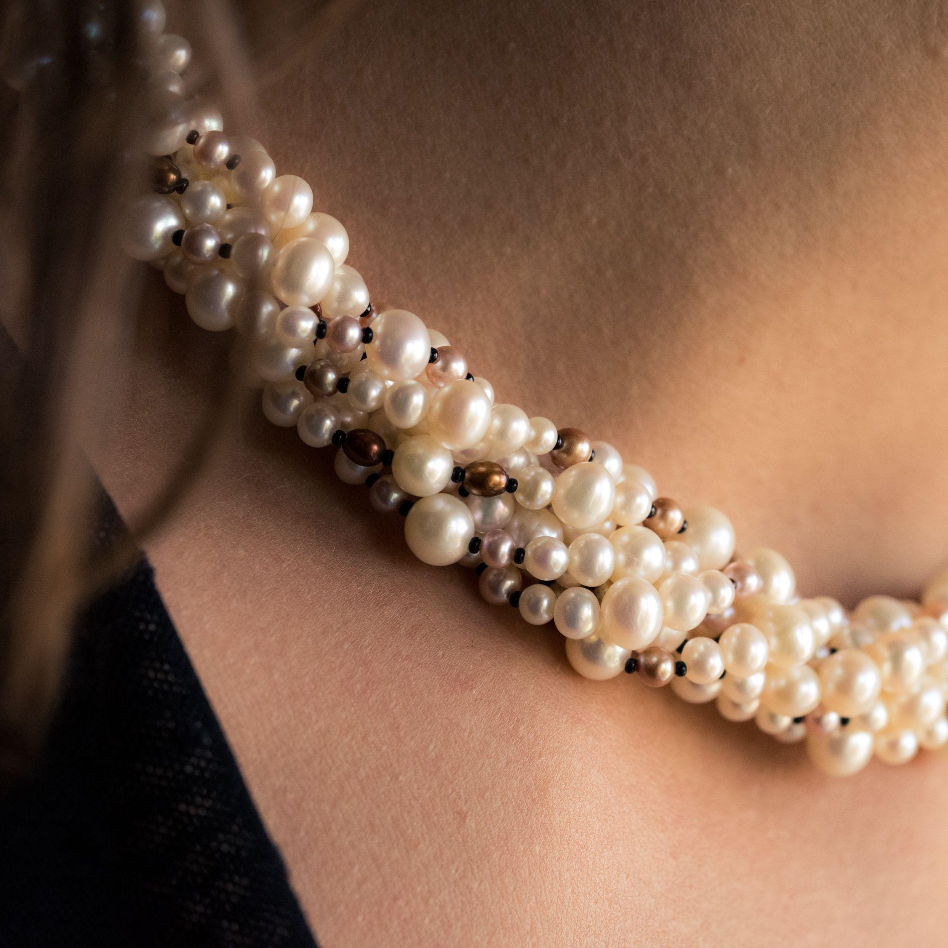 Collier de perles combines et broche en diamants des annes 1960 en vente 2
