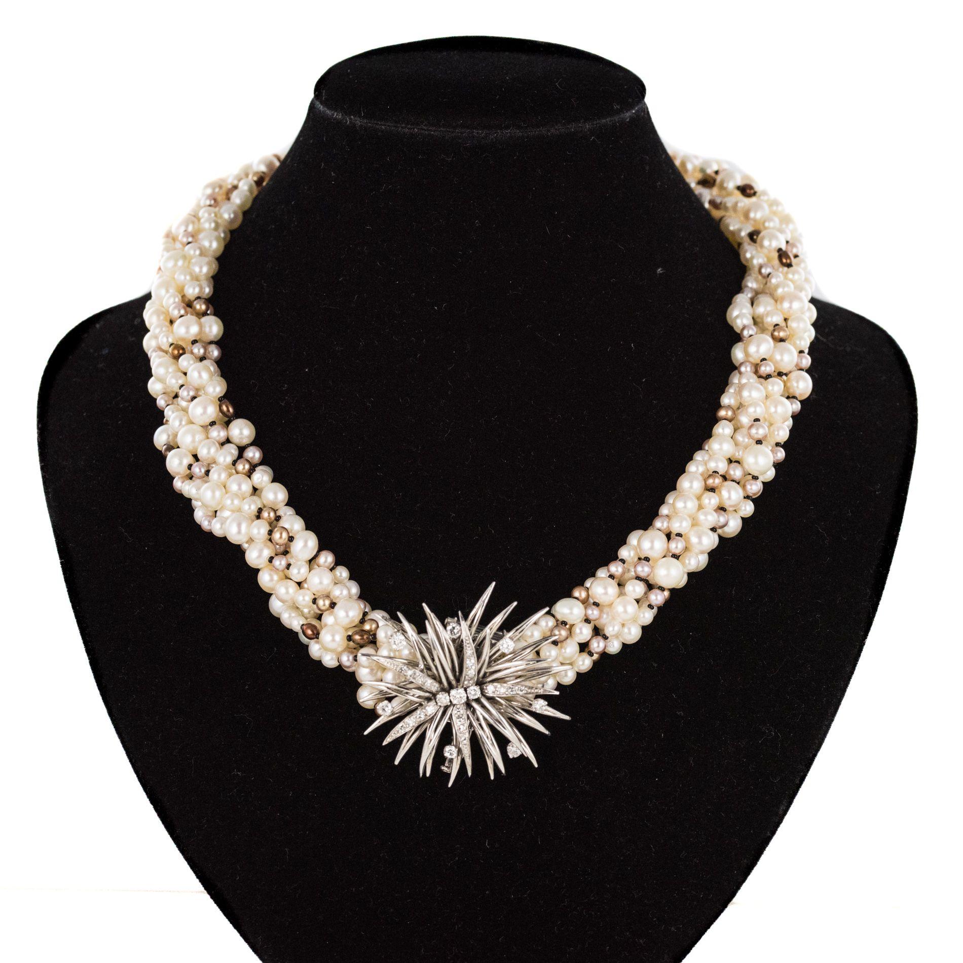 Collier de perles combines et broche en diamants des annes 1960 en vente 4