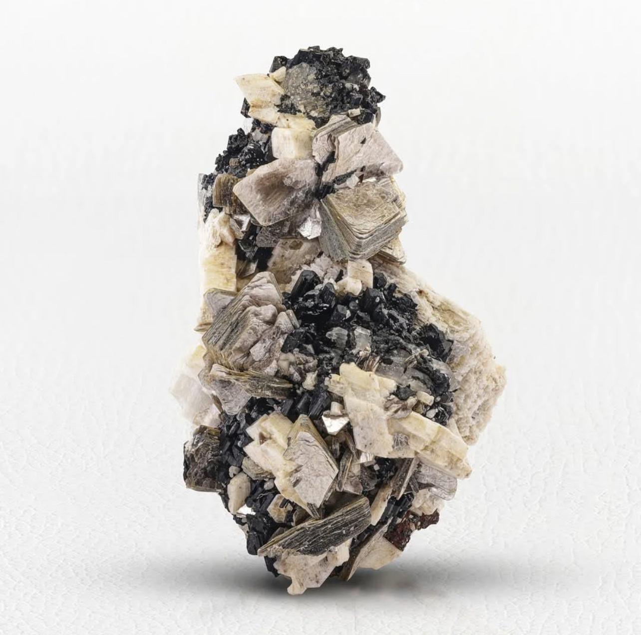 Informazioni sul prodotto:

Tipo di campione: Muscovite con Albite e Schorl

Peso: 1034 grammi

Dimensioni: H. 16 x L. 10 x P. 8,5 cm

Origine: Distretto di Skardu, provincia di Gilgit Baltistan, Pakistan

Trattamento: Nessuno

Descrizione:

Questo