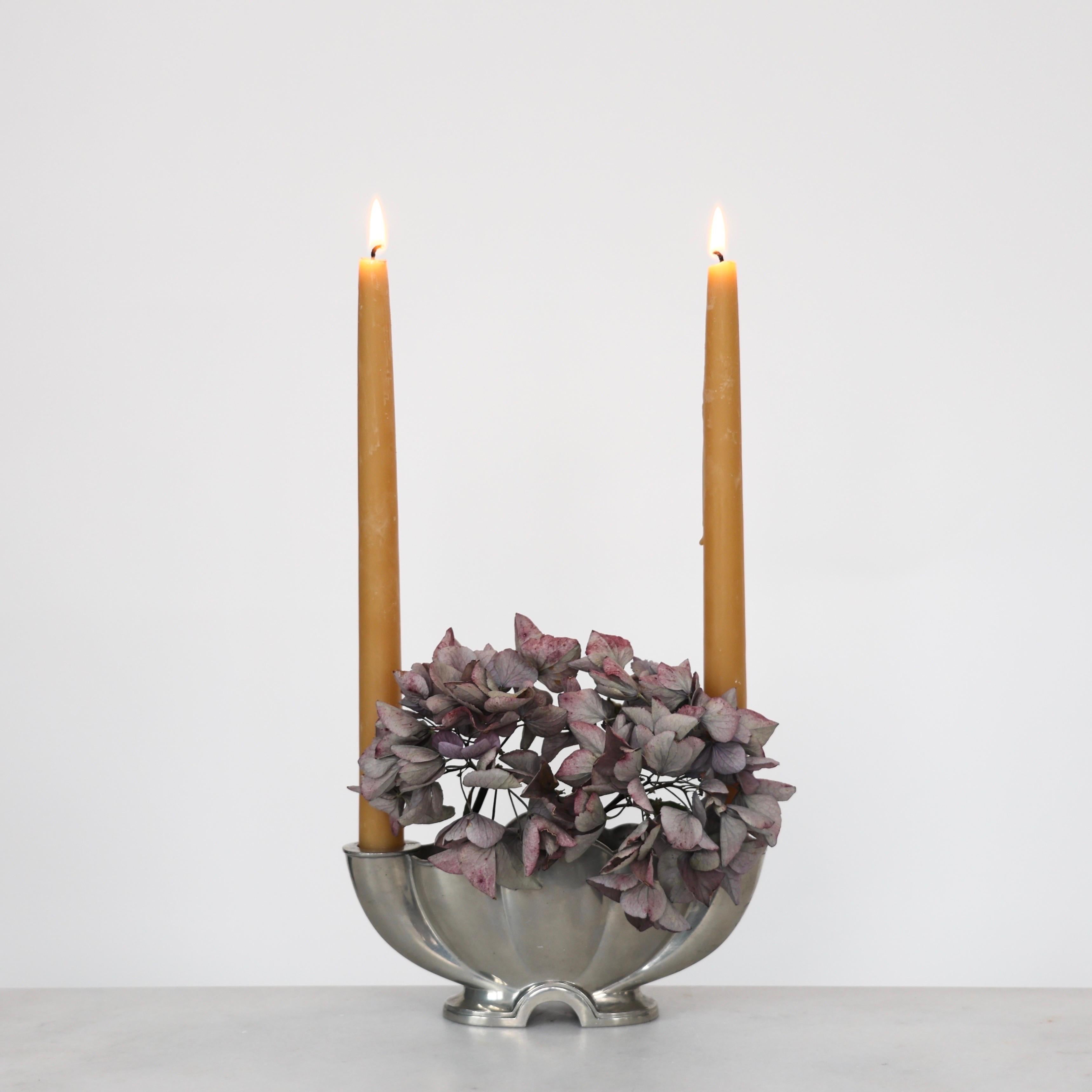 Art Déco Vaso e portacandele combinati in peltro di Just Andersen, anni '30, Danimarca in vendita