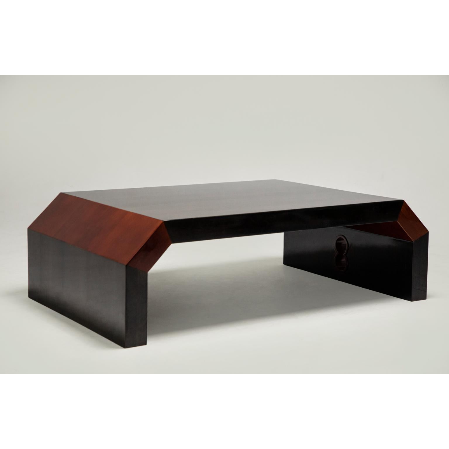 Mesa de Té Combo de Palisandro con Patas Desmontables by Artempo
Dimensiones: P 126 x An 80 x Al 45 cm.
Materiales: Palo de rosa.

La mesa alta presenta una construcción de carpintería de dos niveles, con su base desmontable para funcionar como mesa